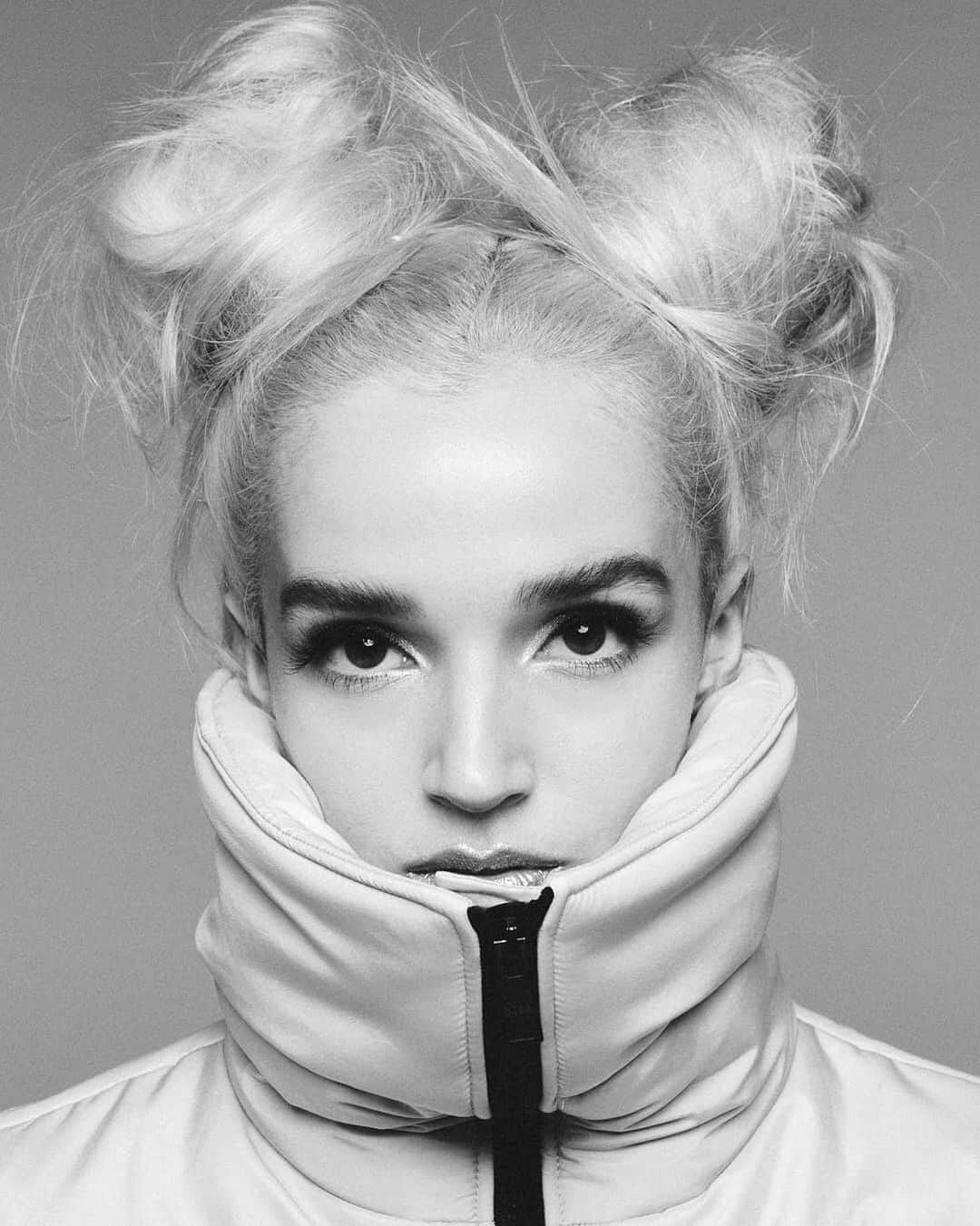 のインスタグラム：「Glam Metal Makeup for @impoppy for @vmagazine #v119 #musicissue . . . Fashion : @nicolaformichetti  Hair: @drtn  Photo: @ryansaradjola」
