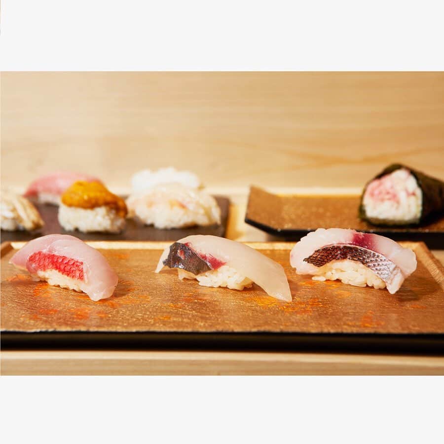 NEWoMan_officialさんのインスタグラム写真 - (NEWoMan_officialInstagram)「#ランチタイムはニュウマンで ・ 旬の素材をちょっとずつ沢山をコンセプトにしたSUSHI TOKYO TEN、の「おまかせ」。 マグロやいくらの人気のネタからイサキなど、季節の美味しいお魚をご用意しています。 ・ SUSHI TOKYO TEN、　2F フードホール 〈ランチメニュー〉 #おまかせ　¥3,500 ＋tax ※ご予約のお客さまは¥7,000＋taxのおまかせコースのみとなります。 ・ #SUSHITOKYOTEN #ランチ #寿司 #lunchtime #foodstagram #ニュウマンフードホール #newomanfoodhall #foodie #いくら #マグロ #魚 #お寿司 #sushi🍣 #sushi #和食 #tokyo #shinjuku #ニュウマン #新宿 #instafood #foodpics」5月20日 11時56分 - newoman_shinjuku