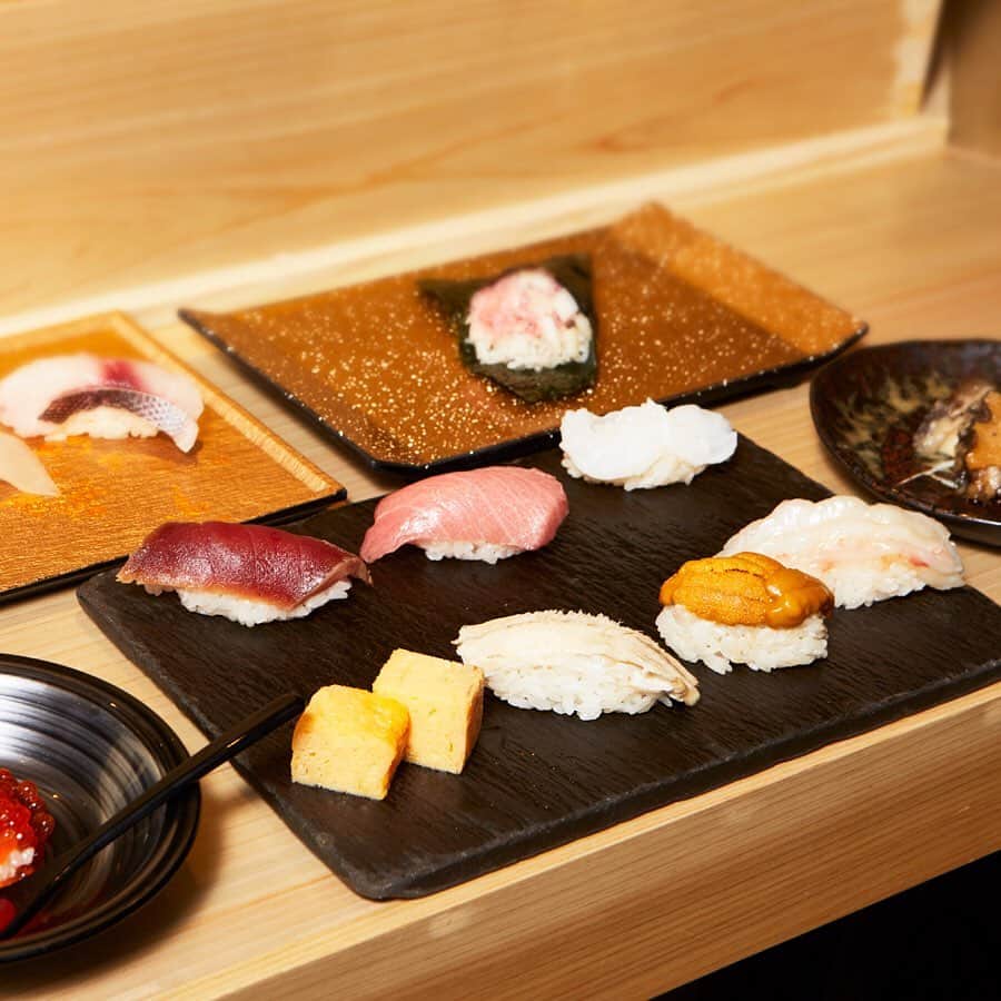 NEWoMan_officialさんのインスタグラム写真 - (NEWoMan_officialInstagram)「#ランチタイムはニュウマンで ・ 旬の素材をちょっとずつ沢山をコンセプトにしたSUSHI TOKYO TEN、の「おまかせ」。 マグロやいくらの人気のネタからイサキなど、季節の美味しいお魚をご用意しています。 ・ SUSHI TOKYO TEN、　2F フードホール 〈ランチメニュー〉 #おまかせ　¥3,500 ＋tax ※ご予約のお客さまは¥7,000＋taxのおまかせコースのみとなります。 ・ #SUSHITOKYOTEN #ランチ #寿司 #lunchtime #foodstagram #ニュウマンフードホール #newomanfoodhall #foodie #いくら #マグロ #魚 #お寿司 #sushi🍣 #sushi #和食 #tokyo #shinjuku #ニュウマン #新宿 #instafood #foodpics」5月20日 11時56分 - newoman_shinjuku