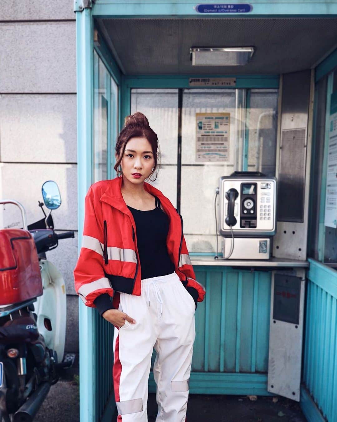 ティナ さんのインスタグラム写真 - (ティナ Instagram)「(Warning a long post) Oh man. Where to start.. First of all I want to say..Thank you for a 100k subs🙏🙊💕 Starting off youtube definitely wasn’t the easiest decision for me and I honestly started off youtube at a very confused/complicated phase in my life. There was a lot of worries/doubts/uncleared problems and it really took the support of the people around me to give me the strength to start. So for the people reading this post right now, thank you🙏 You guys know who you are 💕 It hasn’t even been a year yet and I’m so blessed and grateful for all the love and support you guys have already given me and to the channel. I promise to put out more great content for you guys. Thanks for being on this journey with me, you guys seriously deserve all the love and support back.😭 Btw I made a little 100k video for you guys 👍 And there is a giveway too! This is my little present back to you guys. Link in bio. Hope ya’ll have a good day 💕 xoxo, soobeanie_ 으윽 한국어로 글쓰려고 하니 ... 이미 ㅎㄷ ㄷ이다...음 일단 제일 먼저 하고싶은 말은.. soobeanie_ 채널이..구독자 10만이 되었어요 ㅠㅠ 너무 감사합니다. 진짜 멀게만 느껴졌던 첫번째 벽을 넘었네요. 과분한 관심과 사랑을 주셔서 감사해용. 유튜브 처음 시작했을때 많은 면에서 ..고민과 걱정이 제일 먼저 앞섰지만 제 옆에 힘이 되어주고 응원을 해주신 분들께 다시 감사하단 말을 전해요. 앞으로도 더 열심히 하겠습니다. 제가 받을 사랑과 응원 에 비의 작지만 이번에 올린 영상에 받을 사랑을 조금이나마 다시 돌려주고싶어서 스킨케어랑 메이크업 기브어웨이를 준비 했으니 많은 참여 부탁드려요🙏」5月20日 11時56分 - soobeanie_