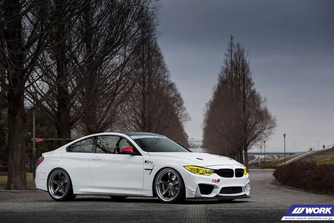 のインスタグラム：「B+Plus BMW M4 on NEW WORK Emotion T5R2P #artofwheel #t5r2p」