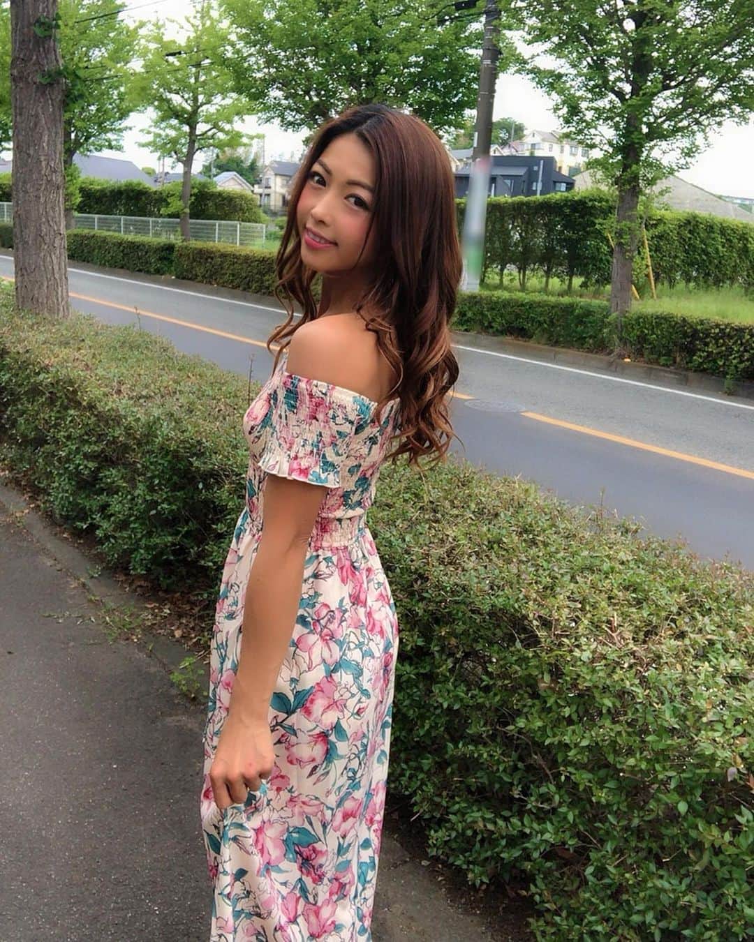 のインスタグラム：「こんにちは❤️ 今日のお散歩コーデ💕 . P.S 四日前のトレーニングの筋肉痛がまだ治らないw上腕三頭筋筋肉痛なうw . ワンピース @duras_official  #duras #デュラス #今日のコーデ #ファッション #夏服 #リゾートワンピース  #ワンピース #お散歩コーデ #アラサーコーデ #夏コーデ #お散歩 #ファッションコーデ #ロングスカート #あおい夏海 #モデル #彼女とデートなうに使っていいよ  #私服 #ママコーデ #リゾートコーデ  #トレーニング女子 #筋肉女子 #あおい夏海」