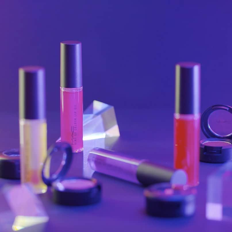 M∙A∙C Cosmetics Japanのインスタグラム：「⠀﻿ ももいろクローバーZ とM·A·C が期間限定コラボレーション！﻿ #MACXMCZ﻿ ⠀﻿ ﻿ 大人気ガールズユニット「ももいろクローバーZ」と化粧品ブランドとしては初めてM·A·C が待望のコラボ！﻿ ﻿ 4 人の個性を生かしながらよりファッショナブルなももクロをメンバーカラーのアイテムでクリエイト﻿ ﻿ ツヤと透明感のベールをかけたような「ヒントオブ カラー リップ オイル」と、ジュエリーをまとったような「ダズルシャドウ」を使用したワンランク上の”KIRAKIRA"メイクは必見✨﻿ ⠀﻿ ﻿ ﻿ #MACXMCZ オリジナルポーチ&メイクアップカードプレゼントキャンペーン﻿ ﻿ M·A·C 公式オンラインショップ、全国のM·A·C 店舗にて対象製品（ヒント オブ カラー リップ オイル又はダズルシャドウ）を１点以上ご購入の方にメイクアップカードを、対象製品を含む3,500 円（税抜）以上ご購入の方にオリジナルポーチをプレゼント！﻿ ⠀﻿ *公式オンラインショップ先行開始　﻿ 5/30（木）AM10:00～ なくなり次第終了﻿ ﻿ *全国店舗　5/31（金）〜 6/19 (水)﻿ ﻿ *全国のM·A·C 店舗にて各日ごとに先着順で限定数を配布予定﻿ ﻿ *メイクアップカード及びポーチのプレゼントは オンラインショップ、店頭共にお1人様1会計(合算不可)につき 各１回まで﻿ ﻿ *メイクアップカード及びポーチの種類はお選びいただけません﻿ ⠀﻿ ﻿ ﻿ ⠀﻿ これらのルックはNYLON JAPAN7月号（5/28発売）にて掲載﻿ NYLON.JP特設ページやインスタグラムでも随時更新予定！﻿ @nylonjapan @maccosmeticsjapan﻿ ⠀﻿ ⠀﻿ ⠀﻿ ⠀﻿ ⠀﻿ ⠀﻿ #MACCosmeticsJapan #MACコスメ #MACCosmetics #MAC #コスメ #メイク #ももいろクローバーZ #ももクロ #momoirocloverz #MCZ #コラボ #コラボレーション #限定 #キャンペーンももいろクローバーZ とM·A·C が期間限定コラボレーション！﻿ #MACXMCZ」
