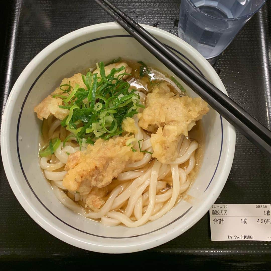 くろさんのインスタグラム写真 - (くろInstagram)「冷並とり天🥢450円 #NoUdonNoLife #udon #冷並とり天 #とり天うどん #とり天ぶっかけ #とり天 #おにやんま #おにやんま新橋店 #麺スタグラム #ワンコインランチ #新橋ランチ #朝のスタバ代の方が高いw」5月20日 12時02分 - m6bmw