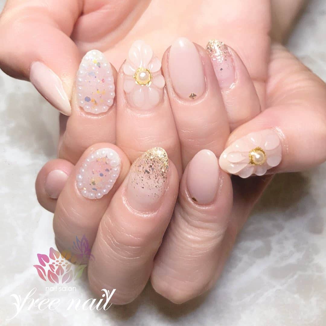 free nail フリーネイルのインスタグラム：「. お客様ネイル💅🏻🌼✨ . クリアフラワーネイル💠✨ . 人気です🌝💗✨ . ご来店ありがとうございました🙇🏻‍♀️🙇🏻‍♀️🙇🏻‍♀️💗 . #ネイル #フリーネイル #ネイルアート #ジェルネイル #ネイルサロン #大阪ネイルサロン #ネイルデザイン #ネイルチェンジ #フラワーネイル #クリアネイル #パールネイル #ラメネイル #ピンクネイル #ピンクベージュネイル #デザインネイル #トレンドネイル #シンプルネイル #おしゃれネイル #初夏ネイル #夏ネイル #美甲 #日式美甲 #summernails #nailsart #nailsalon #nailsdid #newnails #newnail #freenail」
