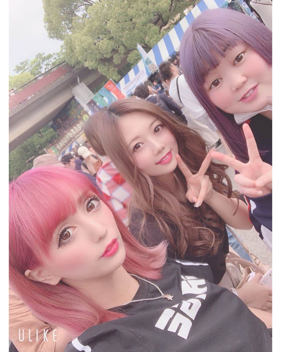西村季里子のインスタグラム：「・ 代々木公園でやってた 「沖縄フェス」に行ってきた😈🌺 めちゃくちゃ人が多くて、 ねもととまきちゃんと合流できるかな〜って思ったら 2秒で2人見つけられた🤗♥️ 髪色目立ってありがた👏🏻 3人で仲良くソーキそば食べて、 色々回って満喫できた🤟🏻🏝 #沖縄#沖縄フェス#代々木公園#フェス #ソーキそば#海ぶどう#ジーマミー豆腐 #オリオンビール#orionbeer #beer #髪色#ヘアカラー#パープル#ピンク #目立つ#人混みでも見つけやすい #私も髪染めたい#美容院#💜#💖 #followme #follow」
