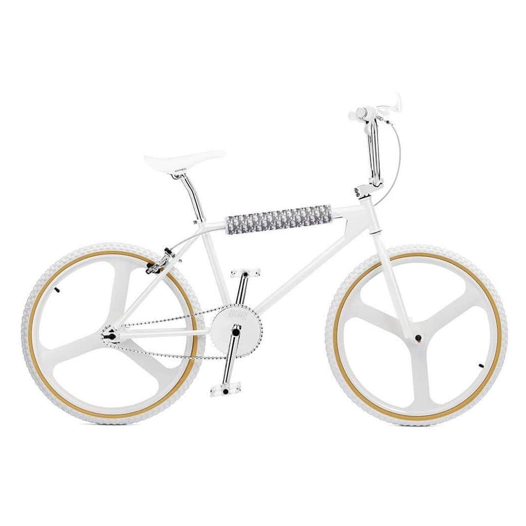 HYPEBEASTさんのインスタグラム写真 - (HYPEBEASTInstagram)「@hypebeaststyle: @dior and @bogardebikes have unveiled the official images for their third collaborative bike. Taking on a clean white tone and Dior’s signature monogram pattern, the BMX will be limited to only 150 units. It’s set to arrive in an exclusive monogram patterned aluminum box at the end of May.  Photo: Dior」5月20日 12時11分 - hypebeast