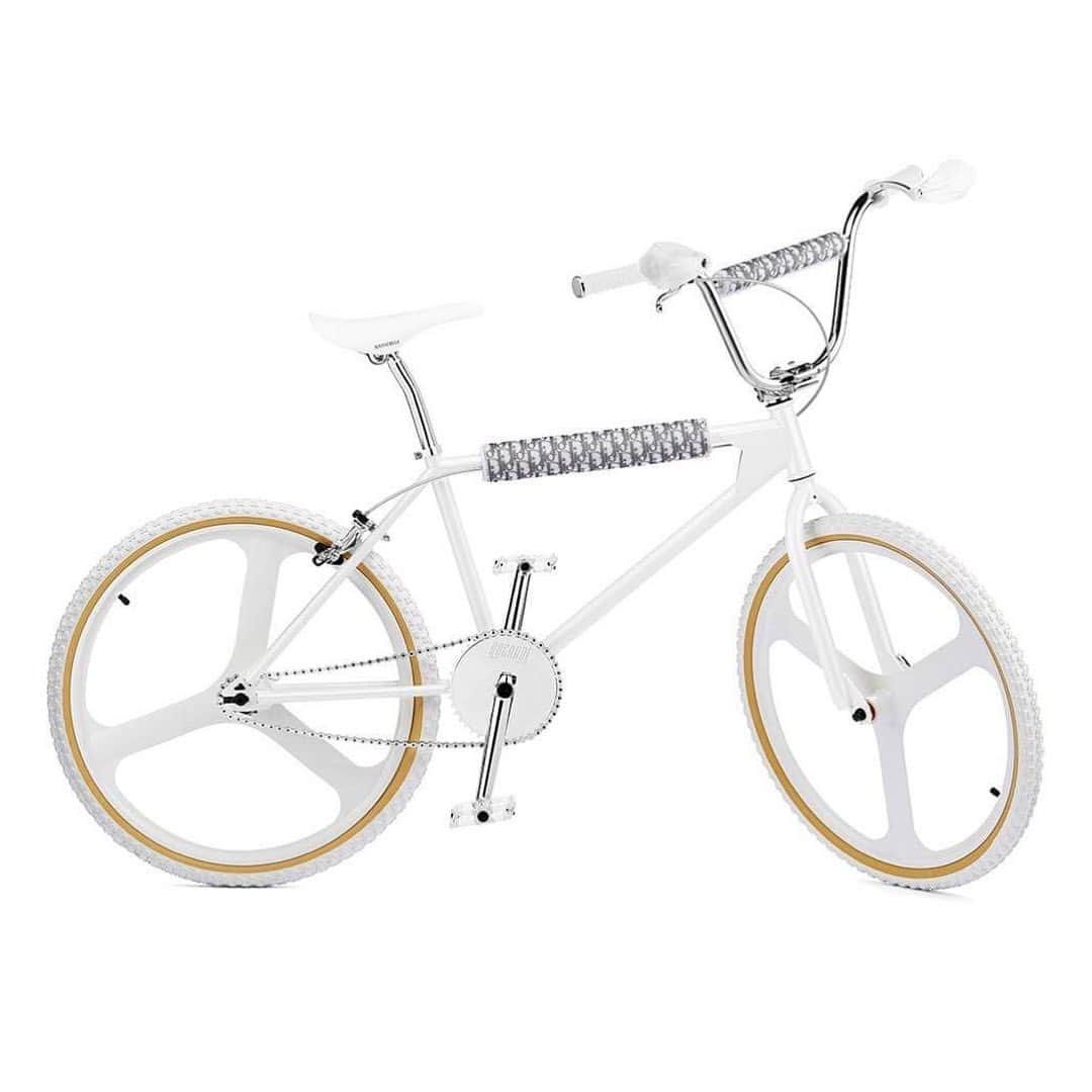 HYPEBEASTさんのインスタグラム写真 - (HYPEBEASTInstagram)「@hypebeaststyle: @dior and @bogardebikes have unveiled the official images for their third collaborative bike. Taking on a clean white tone and Dior’s signature monogram pattern, the BMX will be limited to only 150 units. It’s set to arrive in an exclusive monogram patterned aluminum box at the end of May.  Photo: Dior」5月20日 12時11分 - hypebeast