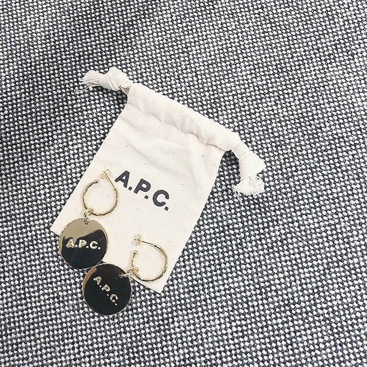 Maiさんのインスタグラム写真 - (MaiInstagram)「・ A.P.C.のこのデニムは本当形が綺麗で気に入ってます☺️🌷 ・ あとは2枚目のピアスもめっちゃ可愛いくて、3枚目のボーダーTもメンズ感が絶妙なやつ♡！ ・ それぞれサイズとか品番など詳細は昨日のブログ記事へ🕊 #apc #denim #accessory #ピアス #ボーダーt」5月20日 12時11分 - maimaimai1016