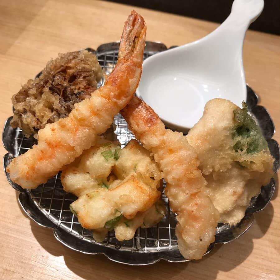 大西蘭さんのインスタグラム写真 - (大西蘭Instagram)「・ #金子半之助  初めて食べました😋 ・ 揚げたての天ぷらを２回に分けてサーブしてくれます🙆‍♂️ ・ 舞茸の天ぷら、また食べたい💕 ・ 半熟玉子の天ぷらは、ご飯に乗せてお醤油と醍醐味という特製の七味？みたいなのをかけて食べてくださいと言われました😋 ・ 金子半之助、天ぷらを手頃に楽しめます😋 ・ ・ #ランチ #アークヒルズ #天ぷら定食 #天ぷらめし #おなかすいた #tempura」5月20日 12時13分 - onishiran