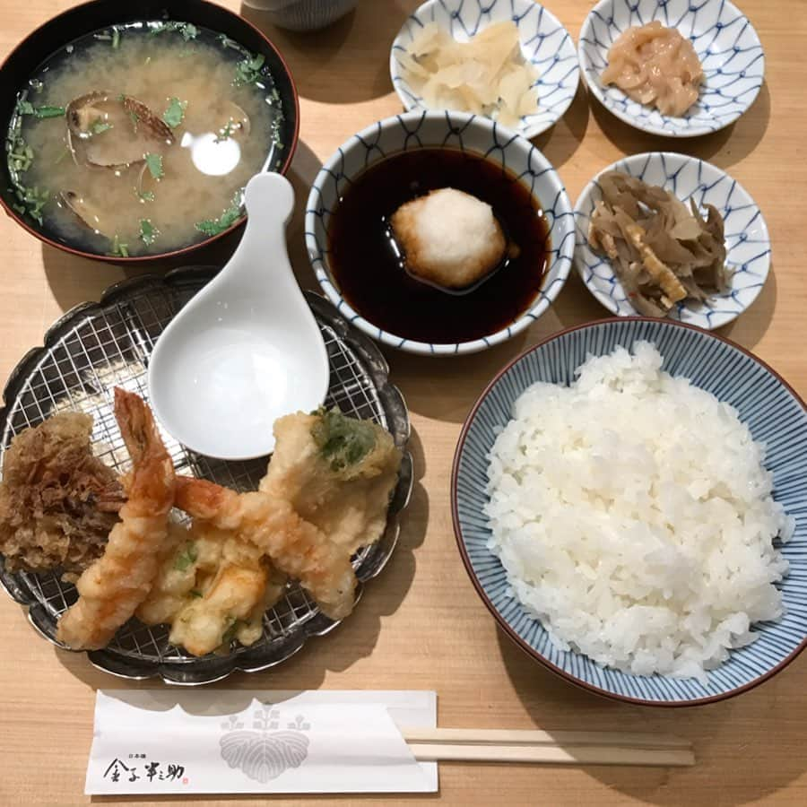 大西蘭さんのインスタグラム写真 - (大西蘭Instagram)「・ #金子半之助  初めて食べました😋 ・ 揚げたての天ぷらを２回に分けてサーブしてくれます🙆‍♂️ ・ 舞茸の天ぷら、また食べたい💕 ・ 半熟玉子の天ぷらは、ご飯に乗せてお醤油と醍醐味という特製の七味？みたいなのをかけて食べてくださいと言われました😋 ・ 金子半之助、天ぷらを手頃に楽しめます😋 ・ ・ #ランチ #アークヒルズ #天ぷら定食 #天ぷらめし #おなかすいた #tempura」5月20日 12時13分 - onishiran