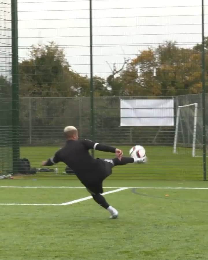 F2Freestylersのインスタグラム：「🚨Recreation🚨 Who scored this goal? 🤔🧐」