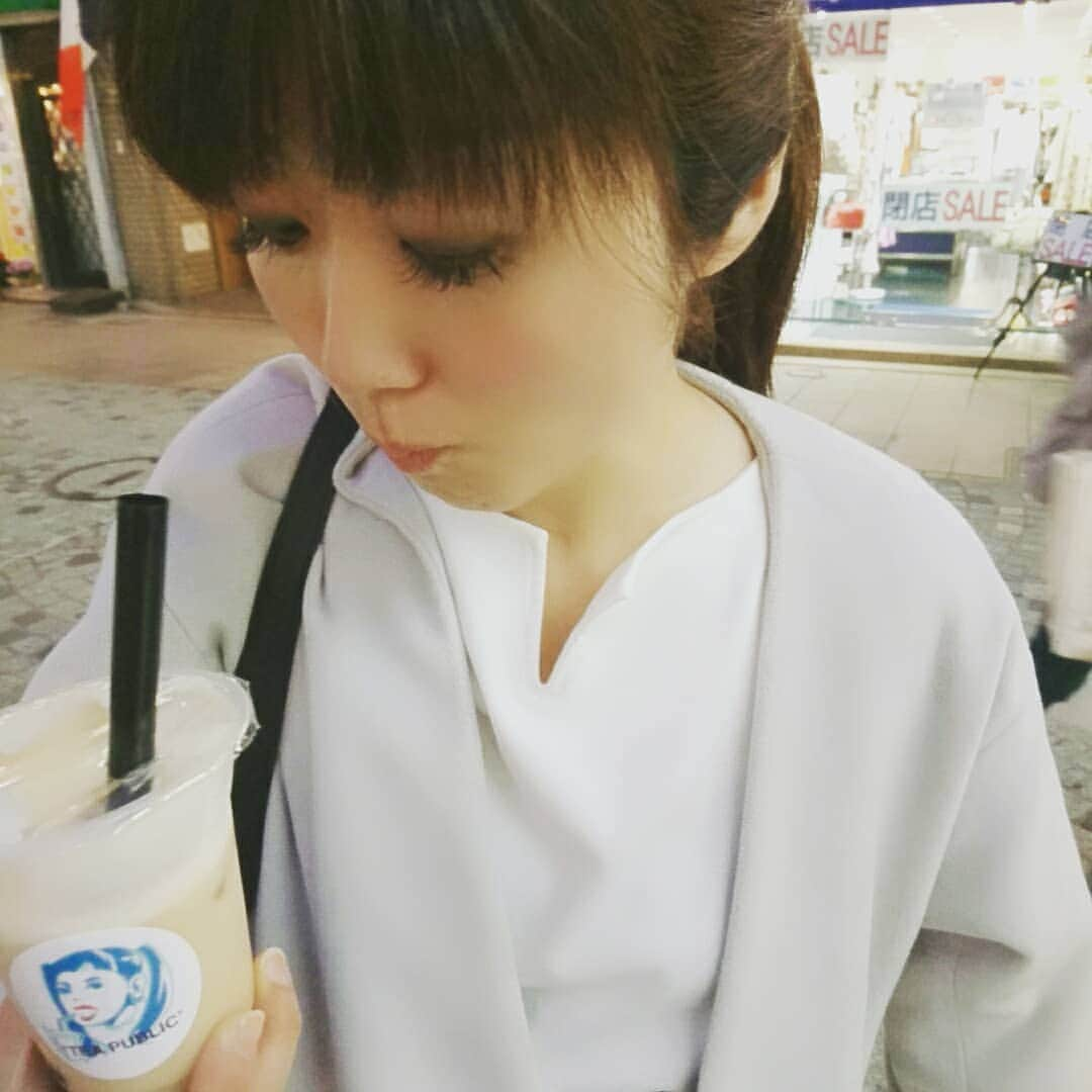 村田千鶴さんのインスタグラム写真 - (村田千鶴Instagram)「・ 【タピオカ飲んで中身確認しながら感想言うタイプの人】 . . #タピオカ #タピオカミルクティー #TEAPUBLIC #ティーパブリック #黒糖タピオカ #広島 . . #このみ #村田千鶴 #おぎたともこ」5月20日 21時43分 - muratachizuru