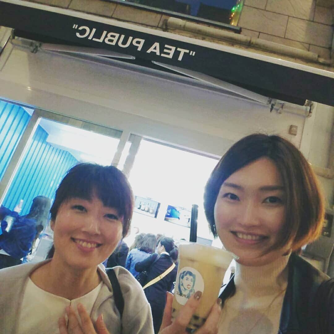 村田千鶴さんのインスタグラム写真 - (村田千鶴Instagram)「・ 【タピオカ飲んで中身確認しながら感想言うタイプの人】 . . #タピオカ #タピオカミルクティー #TEAPUBLIC #ティーパブリック #黒糖タピオカ #広島 . . #このみ #村田千鶴 #おぎたともこ」5月20日 21時43分 - muratachizuru