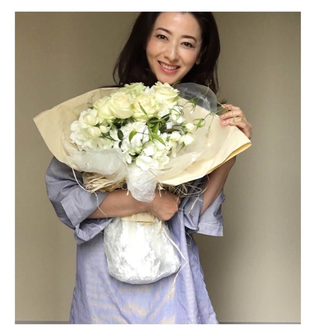 春香さんのインスタグラム写真 - (春香Instagram)「今日、お花をいただきました💐  ホワイト&グリーンの組み合わせの花束は心を穏やかにしてくれます。  #花束 #撮影 #flower  #スタイリストさんオススメ #thankyou  #ルベスベのお花  #ルベスベ」5月20日 21時43分 - haruka__official
