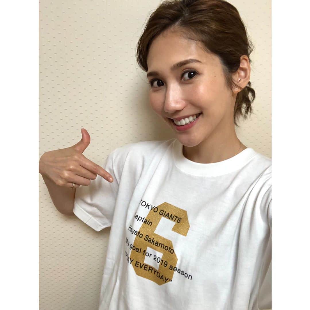 春輝のインスタグラム：「本日の衣装は坂本選手の2019シーズン目標Tシャツでした✨ 坂本選手を含む全7選手分が発売されており、背中には各選手の今シーズンの目標とサインがプリントされています！ ご購入はGIANTS COLLECTIONのHPをご覧ください🤗 再放送は明日21日16:00〜17:30です🐰  #週刊ジャイアンツ#日テレG+ #読売巨人軍#GIANTS#ジャイアンツ#巨人 #坂本勇人 選手#中村昌也 さん#井端弘和 さん #NPB#プロ野球#セリーグ#baseball #春輝#haruki」