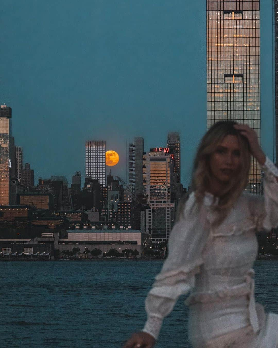 SPELLさんのインスタグラム写真 - (SPELLInstagram)「Big city, beautiful lady and one huge full moon 🌕🏙 the world in amazing perspective : @lisadanielle__  captured by @oh.so.mellow」5月20日 21時37分 - spell