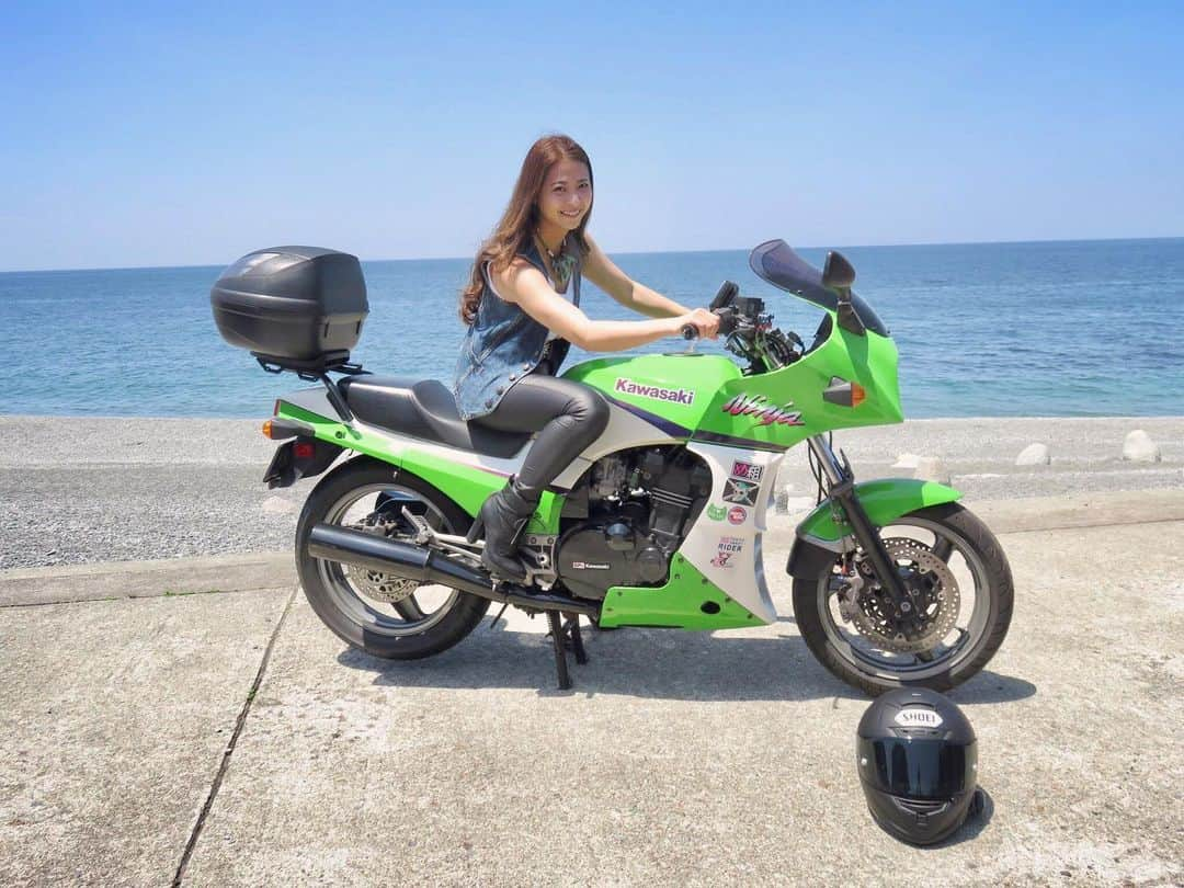 古澤恵さんのインスタグラム写真 - (古澤恵Instagram)「【ピアパークバイクミーティング 8th】 ご来場いただいた皆様ありがとうございました！ なんと来場台数は過去最高500台以上を記録したとの事です🙏✨ 最高の天気とロケーション☀️ライダーの皆様とワイワイ触れ合えてライダー冥利に尽きる日となりました♡ ありがとうございました！  トークショーは青空ステージ🎤ピンクの椅子が良い感じでしょ🤣 青空ステージ始めてで一体感あって楽しかった！笑  トークショーの後は皆様とフリータイム♡ 皆様のバイクを周りサインや撮影をしていただきました🤗 イベントで来場したバイクを近くで見れることや皆様と触れ合える機会はあまりないので貴重な時間を楽しめました✨ バタバタしていてすみませんでした💦  ランチは会場内の現役漁師さんが営むお食事処「#漁火」さんがイベント特別メニューとして提供していた特製カニ丼🦀🍚 抽選で当たる丼もこれ。太っ腹〜👍 カニは獲れたてを蒸して旨味が凝縮した大量のカニカニカニ🦀なかなかご飯に辿り着かないの😆これを食べる為だけにでも来たい場所❗️ . . 駐車場は海まで柵や車止めが無いから海バックに撮影するのにも最適です📸 こんな場所探してた〜💫 絶対愛車と来て写真撮るんだ🤳ピアパーク広場のシンボル「ミリオン」🐢もお忘れなく🙌 . . 「道の駅親不知ピアパーク」は 高速道路の立ち寄り施設になっています。ETC２.０搭載車が親不知ＩＣから一時退出し、道の駅親不知ピアパークに立ち寄り１時間以内に戻れば高速料金が据え置き。 高速道路利用者も是非立ち寄ってみてください★ 詳しくはこちらをご覧ください💁‍♀️ https://e-oyasirazu.com . . #ピアパークバイクミーティング #ピアパークバイクミーティング8th #糸魚川市 #道の駅親不知ピアパーク #バイクミーティング #バイク撮影スポット」5月20日 21時45分 - gugu1202