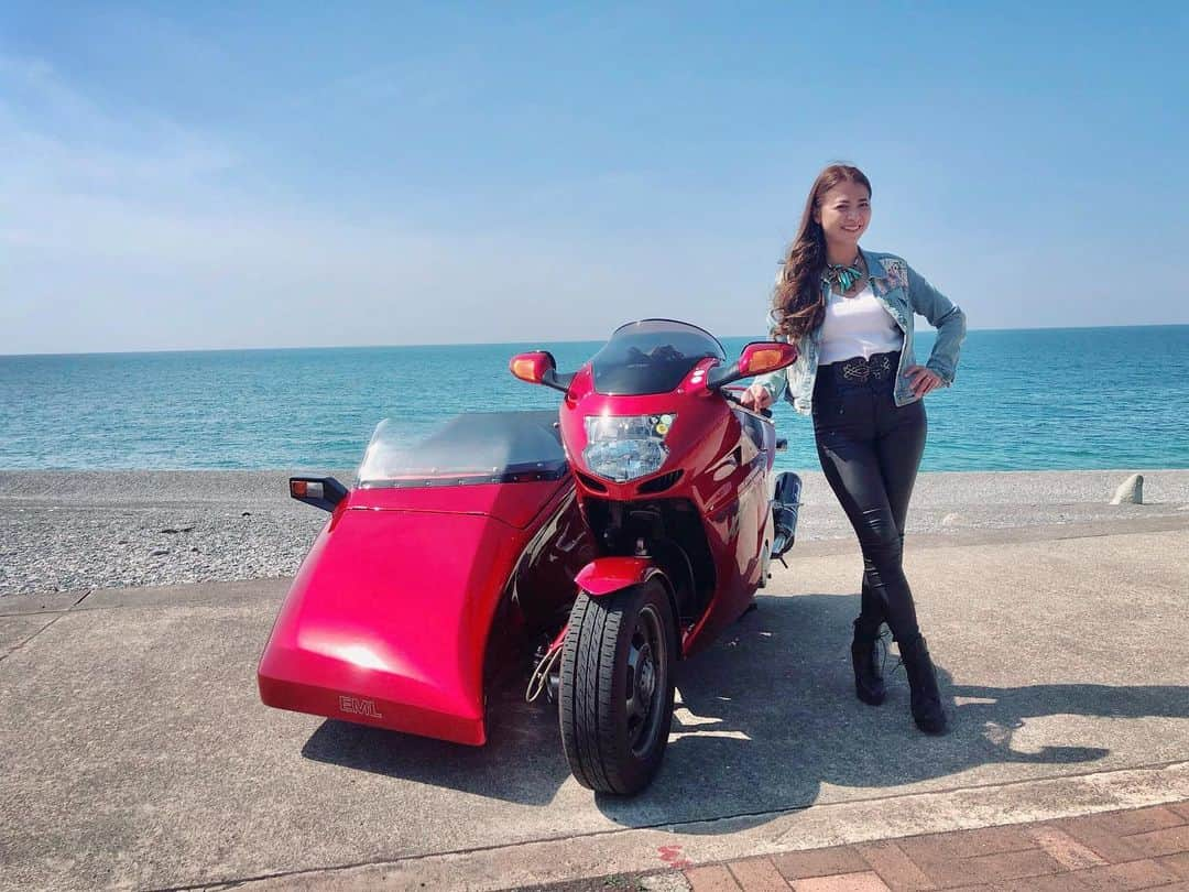 古澤恵さんのインスタグラム写真 - (古澤恵Instagram)「【ピアパークバイクミーティング 8th】 ご来場いただいた皆様ありがとうございました！ なんと来場台数は過去最高500台以上を記録したとの事です🙏✨ 最高の天気とロケーション☀️ライダーの皆様とワイワイ触れ合えてライダー冥利に尽きる日となりました♡ ありがとうございました！  トークショーは青空ステージ🎤ピンクの椅子が良い感じでしょ🤣 青空ステージ始めてで一体感あって楽しかった！笑  トークショーの後は皆様とフリータイム♡ 皆様のバイクを周りサインや撮影をしていただきました🤗 イベントで来場したバイクを近くで見れることや皆様と触れ合える機会はあまりないので貴重な時間を楽しめました✨ バタバタしていてすみませんでした💦  ランチは会場内の現役漁師さんが営むお食事処「#漁火」さんがイベント特別メニューとして提供していた特製カニ丼🦀🍚 抽選で当たる丼もこれ。太っ腹〜👍 カニは獲れたてを蒸して旨味が凝縮した大量のカニカニカニ🦀なかなかご飯に辿り着かないの😆これを食べる為だけにでも来たい場所❗️ . . 駐車場は海まで柵や車止めが無いから海バックに撮影するのにも最適です📸 こんな場所探してた〜💫 絶対愛車と来て写真撮るんだ🤳ピアパーク広場のシンボル「ミリオン」🐢もお忘れなく🙌 . . 「道の駅親不知ピアパーク」は 高速道路の立ち寄り施設になっています。ETC２.０搭載車が親不知ＩＣから一時退出し、道の駅親不知ピアパークに立ち寄り１時間以内に戻れば高速料金が据え置き。 高速道路利用者も是非立ち寄ってみてください★ 詳しくはこちらをご覧ください💁‍♀️ https://e-oyasirazu.com . . #ピアパークバイクミーティング #ピアパークバイクミーティング8th #糸魚川市 #道の駅親不知ピアパーク #バイクミーティング #バイク撮影スポット」5月20日 21時45分 - gugu1202