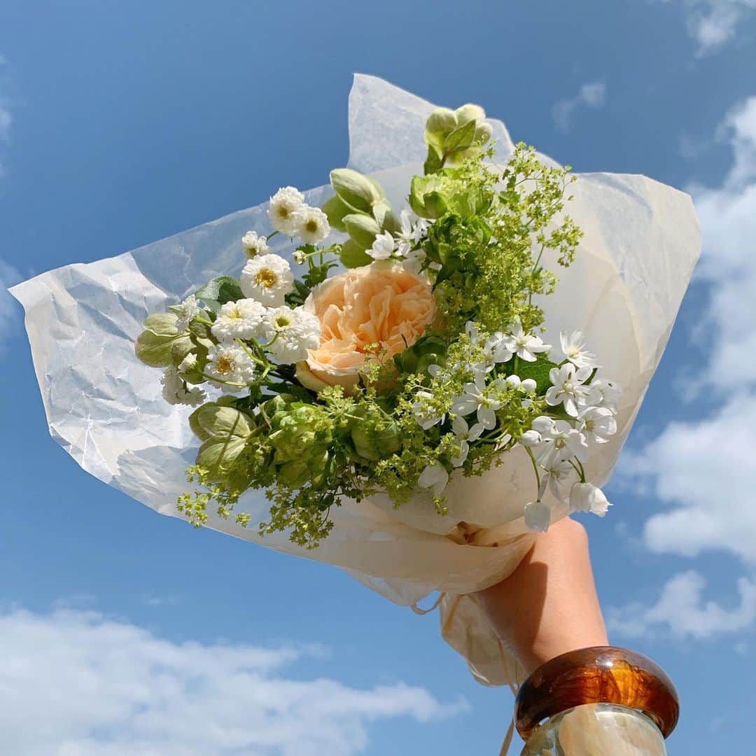 Sayakaのインスタグラム：「* 昨日買ってきたお花🌼🌿 元気になるカラーでまとめて💛💚 . . #flower #flowers #flowerlovers #floweroftheday #flowerstagram #flowerarrangement #bouquet #yellow #green #sayakasflower  #花 #ブーケ #花のある暮らし #花のある生活」