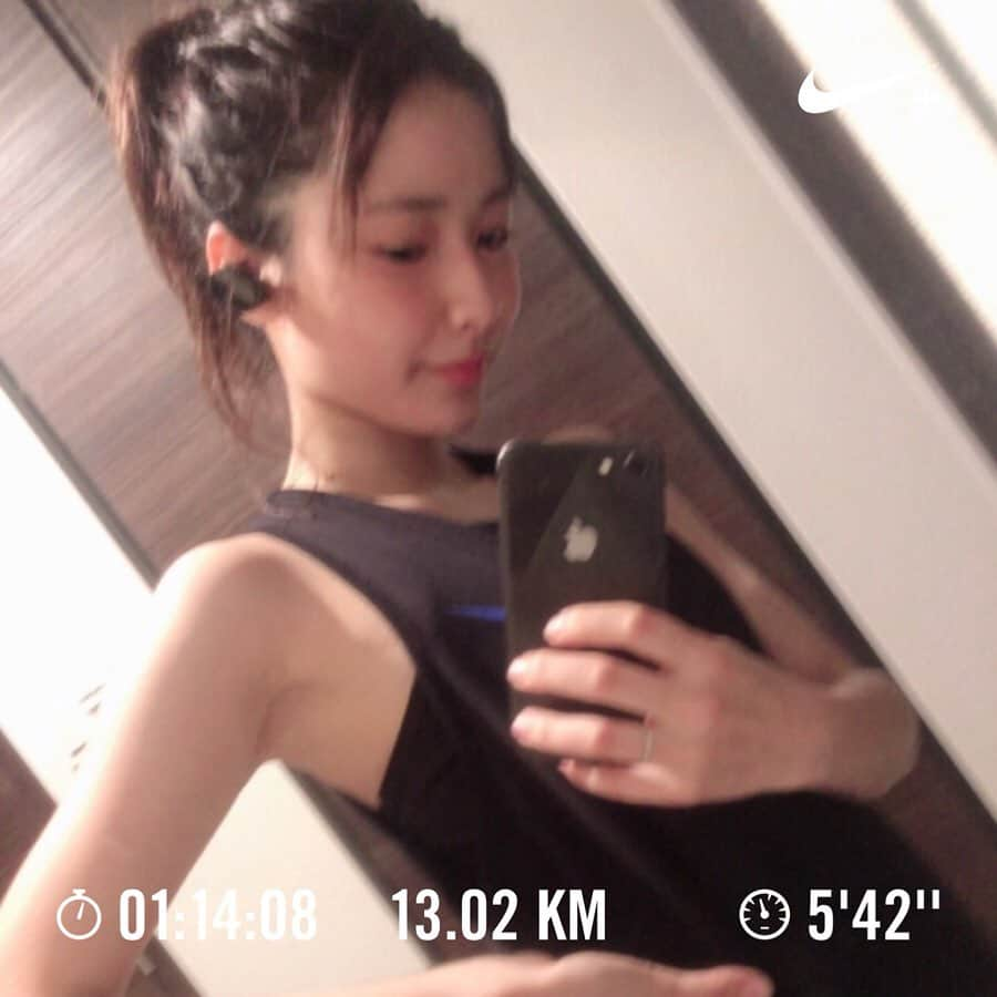 ヒガリノさんのインスタグラム写真 - (ヒガリノInstagram)「__ . Today's Night Run !!! 夜は日焼けを気にせず好きな格好で走れるから最高！ 途中雨に打たれたけど気持ちよくて13km🏃‍♀️ 最後の1kmは追い込んで5'00"で走れました。 早くキロ5分切りたい！！！ . #ランニング #ランニング女子 #ランニングスタイル  #ハシリマスタグラム #ランスタグラム #ナイキプラス #igランナーズ #ランニング記録 #ラン記録 #ワークアウト #走るひと #比嘉梨乃 #ハシリノヒガリノ #running #runstagram #nike #nikewear #workout #bose #wirelessearphones #nightrunning #run」5月20日 21時45分 - __higarino__