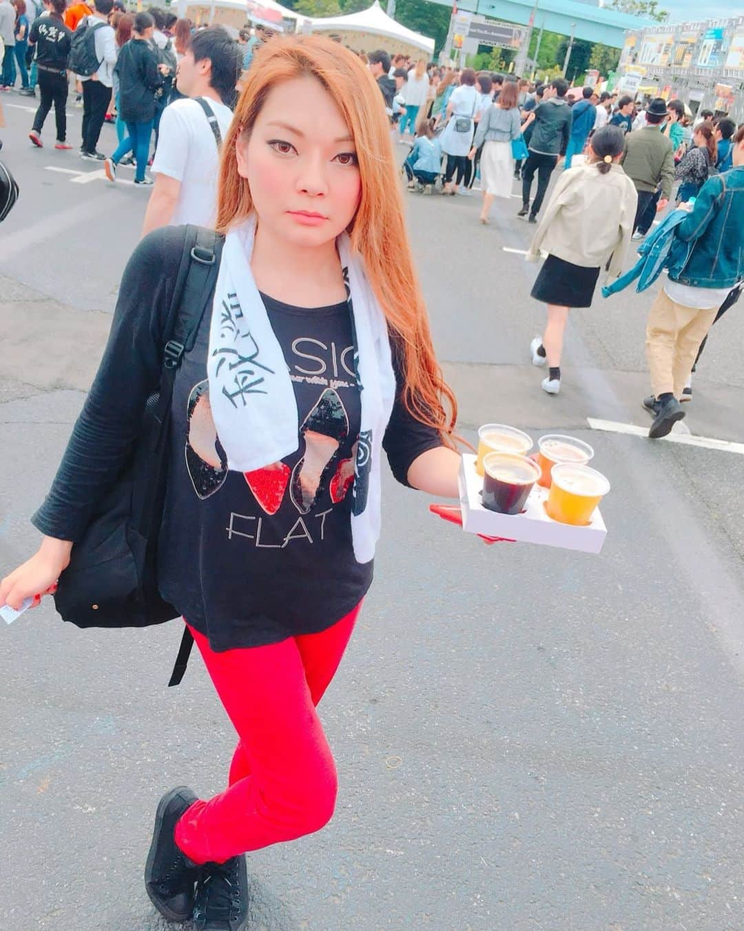 真境名ナツキのインスタグラム：「肉フェスの想い出🍖 ライブ後はビールだよねそりゃー🍻 終わったら真っ先に買いに行ったわ タピオカ滅びても一つも困らないけどビールが滅びたら尻から火がでるくらい怒るわ🔥 #肉フェス #ビール #beer  #lgbtq #lgbt #transgender #transsexual  #お台場 #酒  #秘密のオト女 #スターダスト」