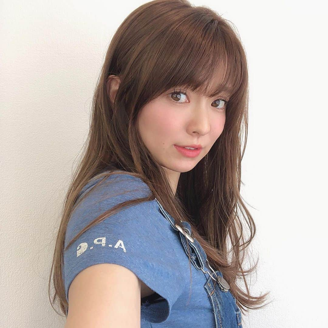 小澤楓さんのインスタグラム写真 - (小澤楓Instagram)「昼間は半袖の時期きましたね♡🐬 . メイクも変えたいなぁ〜👶🏻って時期になるよね❓ 私はこの時期から迷走だよ❓ いや、ずっとかな？？ . 今日は#チーク を下目につけた❕ あと、#アイライン も短めにして、アンダーライン？もあんまりしなかった！ . ちょっとずつ薄くしていきたいけど、なかなかうまくいかない楓さんでした🤔💭 . #リップ の色も変えたいなぁ〜 濃い色やめたいけど、色ないな〜って濃くしちゃう癖もやめたいです🥵 . . マツゲは #パリジェンヌラッシュリフト してもらってるからパチパチ😳 . . #makeup #メイク #apc #eyedesigner #ootd #outfit #김석진 #selfie #me #셀스타그램 #셀카#데일리룩#패션#데일리코디#패피#옷스타그 #アイデザイナー #吉祥寺マツエク #吉祥寺アイデザイナー #大阪」5月20日 21時48分 - kaede_cyori