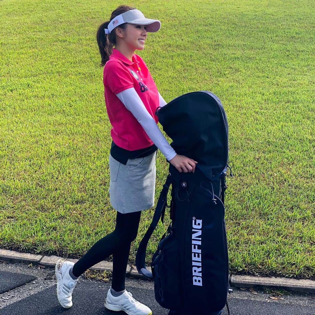 杉下理世のインスタグラム：「ゴルフバッグを新調しました🏌️‍♀️♡ ずっとパーリーゲイツだったんだけど、ブリーフィングにしました❣️ 色は変わらずネイビー💙 軽いし可愛いしで、変えてよかった😍 #ブリーフィング #briefing #ゴルフバッグ #ゴルフコーデ #ゴルフ女子 #ゴルフ大好き #パーリーゲイツ #pearlygates #ニューバランスゴルフ#newbalancegolf #adidas」