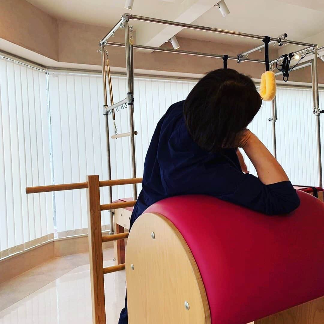 千吉良恵子さんのインスタグラム写真 - (千吉良恵子Instagram)「#ピラティスルーム#pilatesroom  #ピラティス#スタート #学芸大学#ご近所さん  先日プレオープンしたpiratesroomで@ayamaru.diary 先生のレッスンを受けました🍀 ヘアーメイクの姿勢を長年しているので右側が下に下がっている私。。。😢 まずは体の歪みをチェック✨ 肩甲骨や股関節の可動域が広がっていくのが分かった🍀 少しずつ変わっていくのが楽しみ☺️🍀この写真は休んでる訳ではないので😅💦あしからず💦ポーズなんです😅 #運動するの何十年ぶり😅💦#やっと重い腰があがりました😅💦」5月20日 21時49分 - chigirakeiko