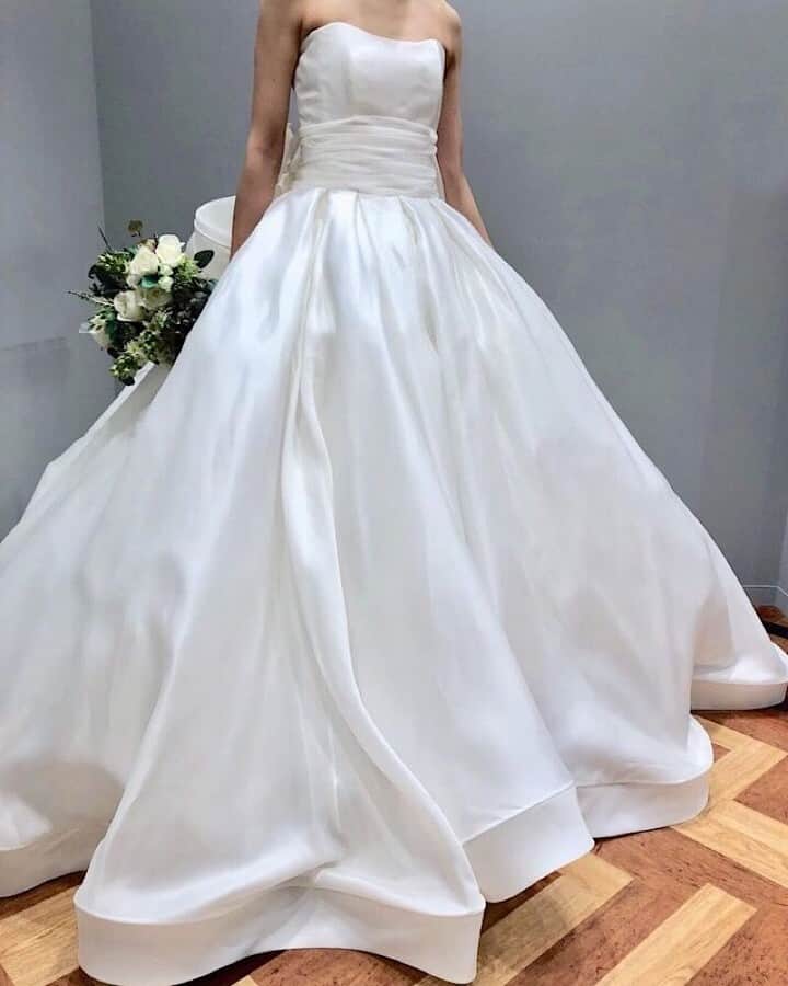 Dresses (ドレッシーズ)さんのインスタグラム写真 - (Dresses (ドレッシーズ)Instagram)「*⠀⠀ コーディネートのポイントや詳細は⠀⠀ @dresses_weddingdressホーム画面URLへ。⠀⠀ ----------------------------------------⠀ ウェディングドレス:03-90370⠀⠀ ドレスブランド: @antoniorivamilano ⠀⠀ *⠀⠀ こちらのドレスは⠀⠀ @silverhangers のドレスです。⠀ -----------------------------------------⠀⠀ <お問い合わせ>⠀⠀ 💌@dresses_weddingdress へDM⠀⠀ 📞 0120-791-249⠀⠀ ご試着予約やレンタル価格など、お気軽にお問い合わせください。⠀⠀ *⠀⠀ その他の @antoniorivamilanoのドレスは⠀⠀ #antonioriva_dresses よりご覧いただけます。⠀ ---------------------------------------⠀ プレ花&卒花さまの素敵なお写真をご紹介します✨⠀⠀ 《 #ドレッシーズ花嫁 》を付けて、投稿してくださいね💐⠀⠀ ----------------------------------------⠀⠀⠀ *⠀⠀ 素敵だと思ったら、写真をダブルタップ✨⠀ ⠀⠀ *⠀⠀ #ドレッシーズ#アントニオリーヴァ #インポートドレスショップ#スタイリッシュドレス」5月20日 22時02分 - dresses_weddings
