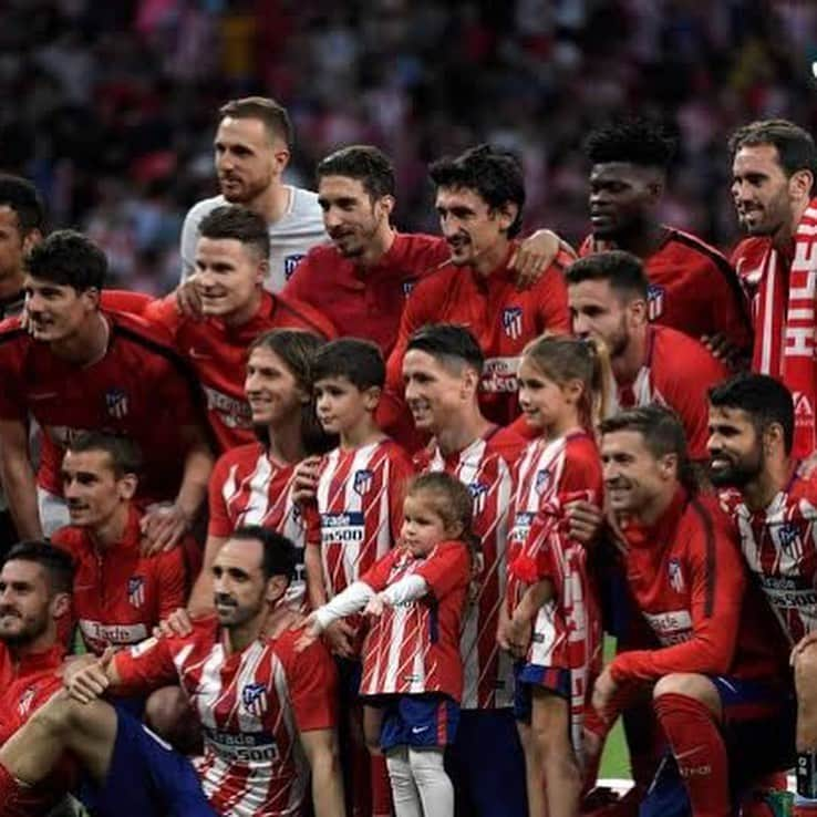 フェルナンド・トーレスさんのインスタグラム写真 - (フェルナンド・トーレスInstagram)「Hace un año de mi último partido con el @atleticodemadrid . Ojalá no hubiera llegado nunca aquel momento pero entre todos hicisteis que ese día fuera un recuerdo inmejorable. Siempre en deuda con la familia rojiblanca. Ayer, hoy y siempre #forzaatleti 🔴⚪️🔴⚪️🔴⚪️🔴⚪️🔴⚪️🔴 A year ago of my last game with the @atleticodemadrid.  I wish that moment had never come but among all of you you made that day an unbeatable memory.  Always in debt to the red and white family.  Yesterday, today and always #forzaatleti」5月20日 21時54分 - fernandotorres