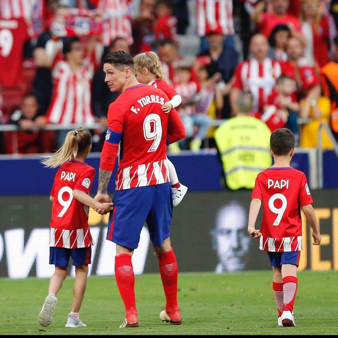 フェルナンド・トーレスさんのインスタグラム写真 - (フェルナンド・トーレスInstagram)「Hace un año de mi último partido con el @atleticodemadrid . Ojalá no hubiera llegado nunca aquel momento pero entre todos hicisteis que ese día fuera un recuerdo inmejorable. Siempre en deuda con la familia rojiblanca. Ayer, hoy y siempre #forzaatleti 🔴⚪️🔴⚪️🔴⚪️🔴⚪️🔴⚪️🔴 A year ago of my last game with the @atleticodemadrid.  I wish that moment had never come but among all of you you made that day an unbeatable memory.  Always in debt to the red and white family.  Yesterday, today and always #forzaatleti」5月20日 21時54分 - fernandotorres