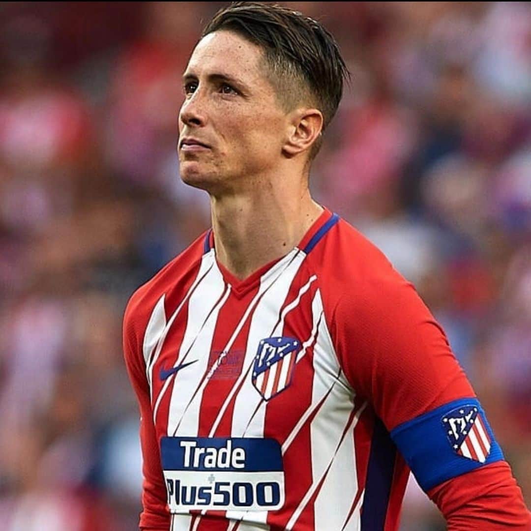 フェルナンド・トーレスのインスタグラム：「Hace un año de mi último partido con el @atleticodemadrid . Ojalá no hubiera llegado nunca aquel momento pero entre todos hicisteis que ese día fuera un recuerdo inmejorable. Siempre en deuda con la familia rojiblanca. Ayer, hoy y siempre #forzaatleti 🔴⚪️🔴⚪️🔴⚪️🔴⚪️🔴⚪️🔴 A year ago of my last game with the @atleticodemadrid.  I wish that moment had never come but among all of you you made that day an unbeatable memory.  Always in debt to the red and white family.  Yesterday, today and always #forzaatleti」