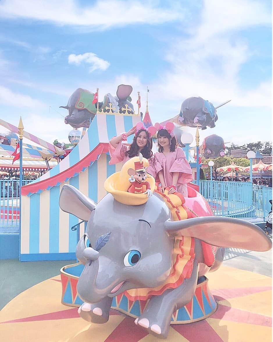 浅井麻里さんのインスタグラム写真 - (浅井麻里Instagram)「🌸🌸﻿ ﻿ 💗ピンク×お花💗﻿ ディズニーコーデシリーズ🌸﻿ ﻿ ダンボとー💙🐘﻿ ﻿ ﻿ 年パスでたくさんパーク行ってるけど、﻿ ダンボと撮るのめっちゃ久しぶり✨🎪﻿ ﻿ ﻿ #フラワーカチューシャ#ピンクコーデ#双子コーデディズニー#ディズニーランド#ファンタジーランド#ディズニー年パス#ダンボ#チェジュ島行きたい#tokyodisneyresort#tokyodisneyland#disneyland#fantasyland」5月20日 21時55分 - mari_asai_625