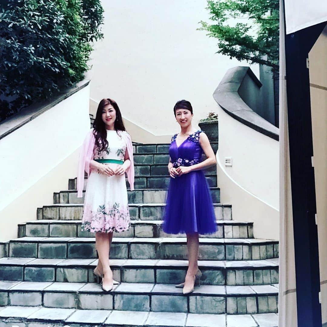 小川薫さんのインスタグラム写真 - (小川薫Instagram)「リッツ・カールトン大阪の香桃でランチ🥂3月にリニューアルされインテリアや食器も刷新。 以前パーティーのあとに同じテラスで撮った写真が懐かしく、今日のドレスコードも「藤」で友人と集まりました✨ 雨の予報で諦めていたものの運よく降らず、同じ場所で撮ることができました。以前に別のホテルで中国茶の講座でお世話になっていた先生とも再会。貴重なお茶を戴き至福のひととき💕 ラスト２枚は3年前、2016年5月の写真です。まだ私、ぽっちゃりしてますね😊  #おもてなし #おもてなし料理教室 #料理教室 #料理研究家 #テーブルコーディネート #テーブルコーディネーター  #大阪料理教室 #cookingclass  #tablesetting  #堀江 #堀江公園 #tablecoordinate #パーティーフード #おもてなし料理 #和食 #和食レッスン #おもてなし和食  #春の和食  #春の和食レッスン #アンティーク #香桃 #リッツカールトン大阪」5月20日 22時00分 - salondeclover