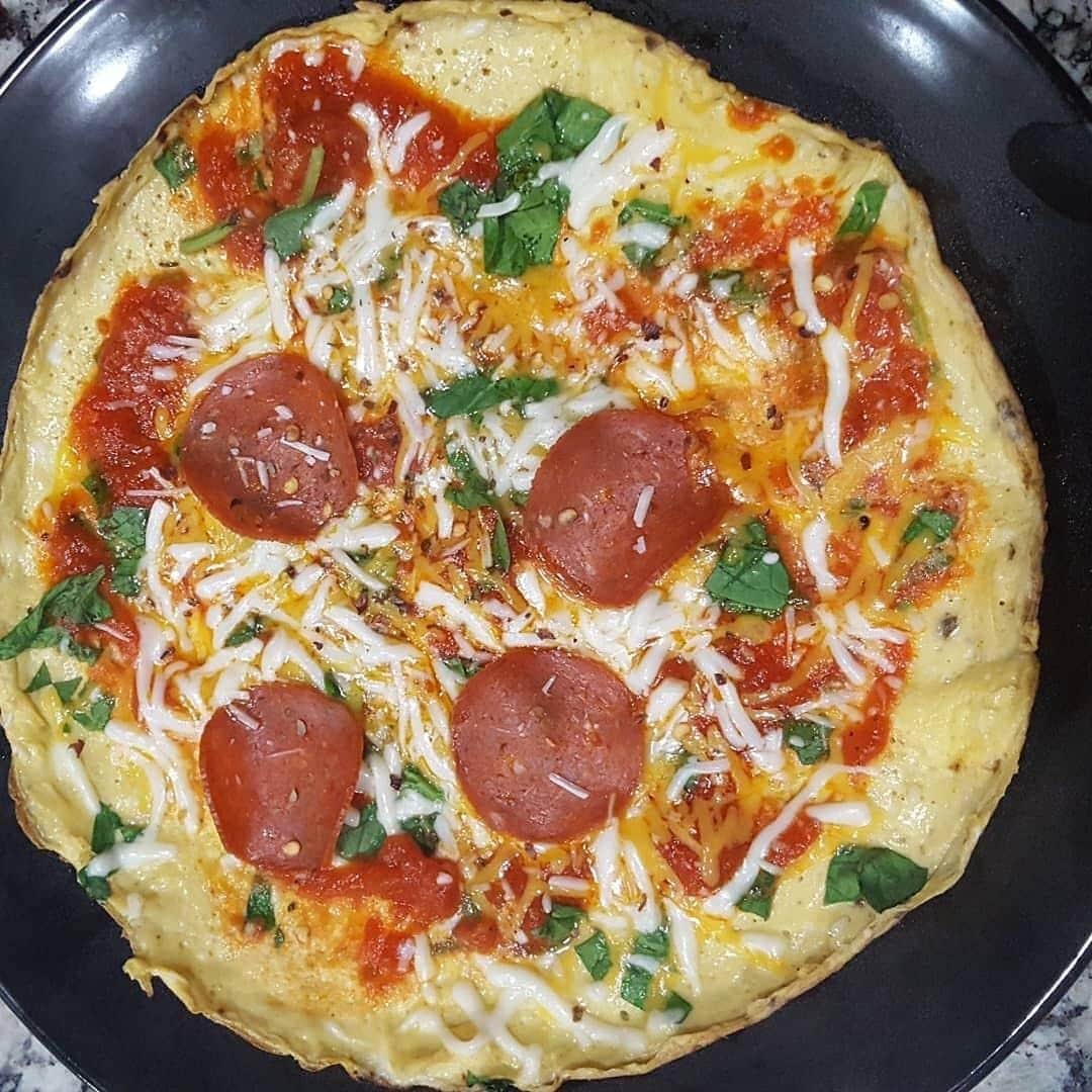 Flavorgod Seasoningsさんのインスタグラム写真 - (Flavorgod SeasoningsInstagram)「Pizza Omelette 🍕🍕🍕⠀ .⠀ Repost From @moes_meals Using @flavorgod Pizza Seasoning!!⠀ -⠀ I do what I want 😂👌⠀ Pizza Omelette -2 eggs⠀ -Egg white⠀ -Chopped spinach⠀ -Cheese⠀ - Italian seasoning⠀ @flavorgod pizza flavor if you have it⠀ -Turkey pepperoni⠀ -Rao's ⠀ 1st let me tell you about these incredible copper pans from @heb, I got a set of 2 for under $30. If you use them, you DONT need oil, butter pam nothing, it's crazy. ⠀ Heat pan, use a pretty big one, you want the egg to be thin. Mix seasoning in the egg/egg white & pour it in the pan, you can also add the spinach. I dont flip mine, but little by little i make holes so the egg can cook through (do what u like). Add sauce, sprinkle with cheese, add pepperoni & then place a lid on top. Heat through for about 2 to 3 minutes. 🕺😍⠀ -⠀ #flavorgid #foodporn #foodie」5月20日 22時00分 - flavorgod