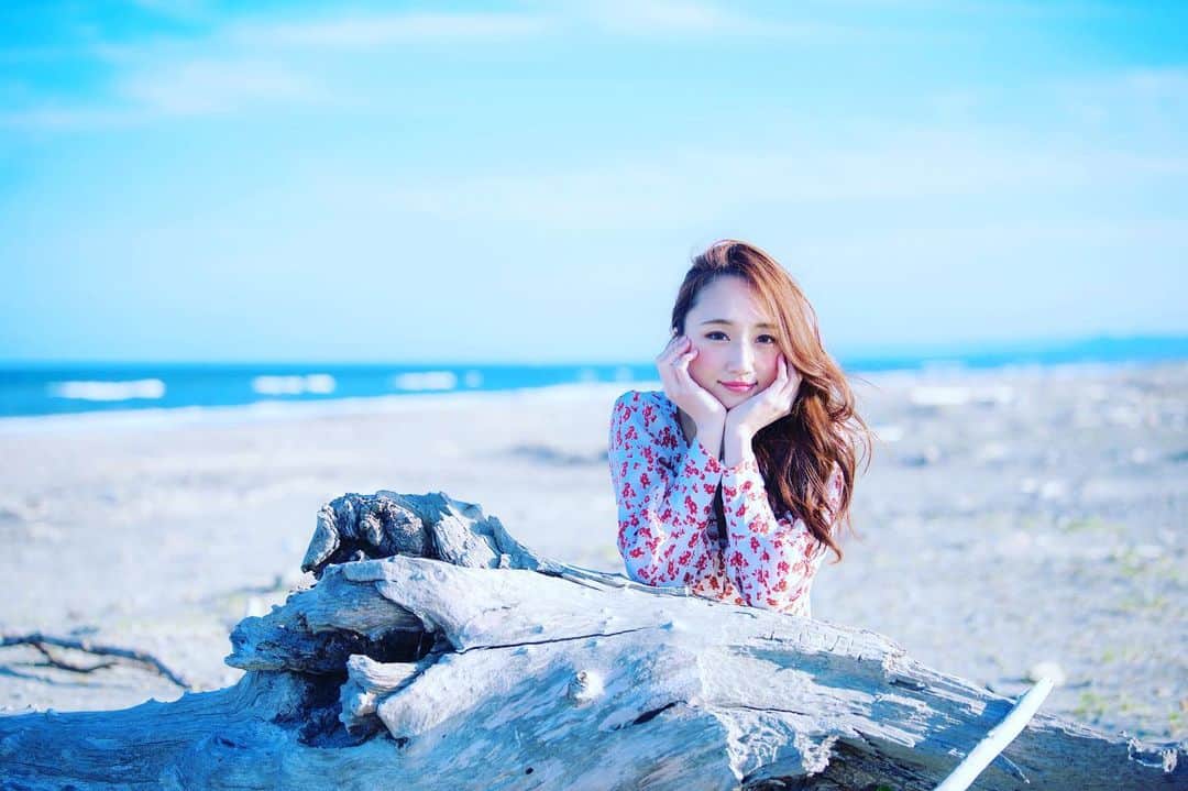 及川真珠のインスタグラム：「🏝 . これから 私の大好きな季節がくーるー😍 . 一足先に海に🌞❤️ . #model #sea #海 #夏 #早く来い #instagood #girl #空 #晴れ #まだ少し寒かった #撮影  #写真好きな人と繋がりたい #follow #me」