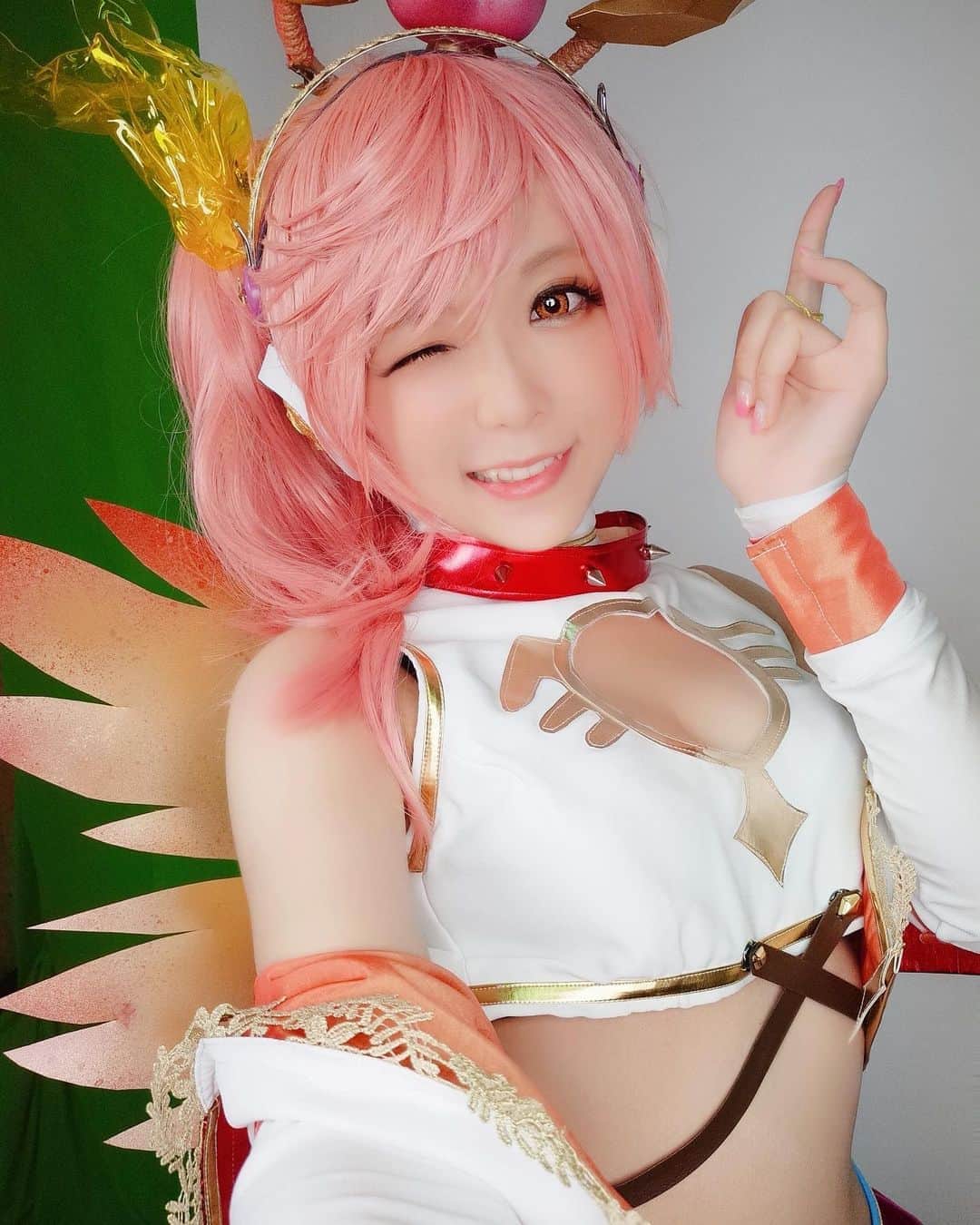 小桃のインスタグラム：「Are you ready? Let’s rock the house with me! 天界DJ 聖德芬要出場了喔！🎶✨ 怪物彈珠的光屬大天使長聖德芬是音樂的天使！🎵👼🏻 進化後化身為DJ的形象真的深得我心！超帥又可愛的！😍❤ 我其實很喜歡去DJ party的🎧 覺得當DJ真的超帥！所以特別喜歡她這個造型！ 而且遊戲裡她有很好用的被動技，還帶闇屬性耐性！超級棒！ 不知大家有沒有抽到聖德芬還把她進化了呢？😳✨ #怪物彈珠 #聖德芬」