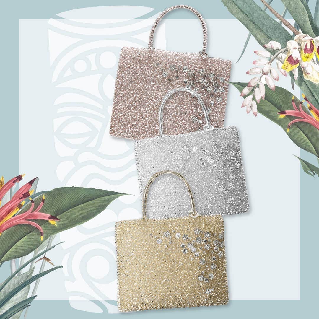 ANTEPRIMAさんのインスタグラム写真 - (ANTEPRIMAInstagram)「Bring on the summer with shine and bloom! Carry our HAWAII exclusive FIORI VERTO collection embellished with sparkling rhinestones and delicate fiori petal. The inimitable piece is certainly your perfect summery item to carry along! @royalhwnctr  #anteprima #SS19 #FioriVerto #Hawaii #exclusive #Swarovski #bracelet #springsummer2019 #springbag #wirebag #anteprimawirebag #fashion #style #stylish#bag #baglover #bagholic #handbag #instabags #itbag #dailybag #wirebag #italy #instafashion #アンテプリマ #ハワイ」5月20日 22時19分 - anteprimaofficial