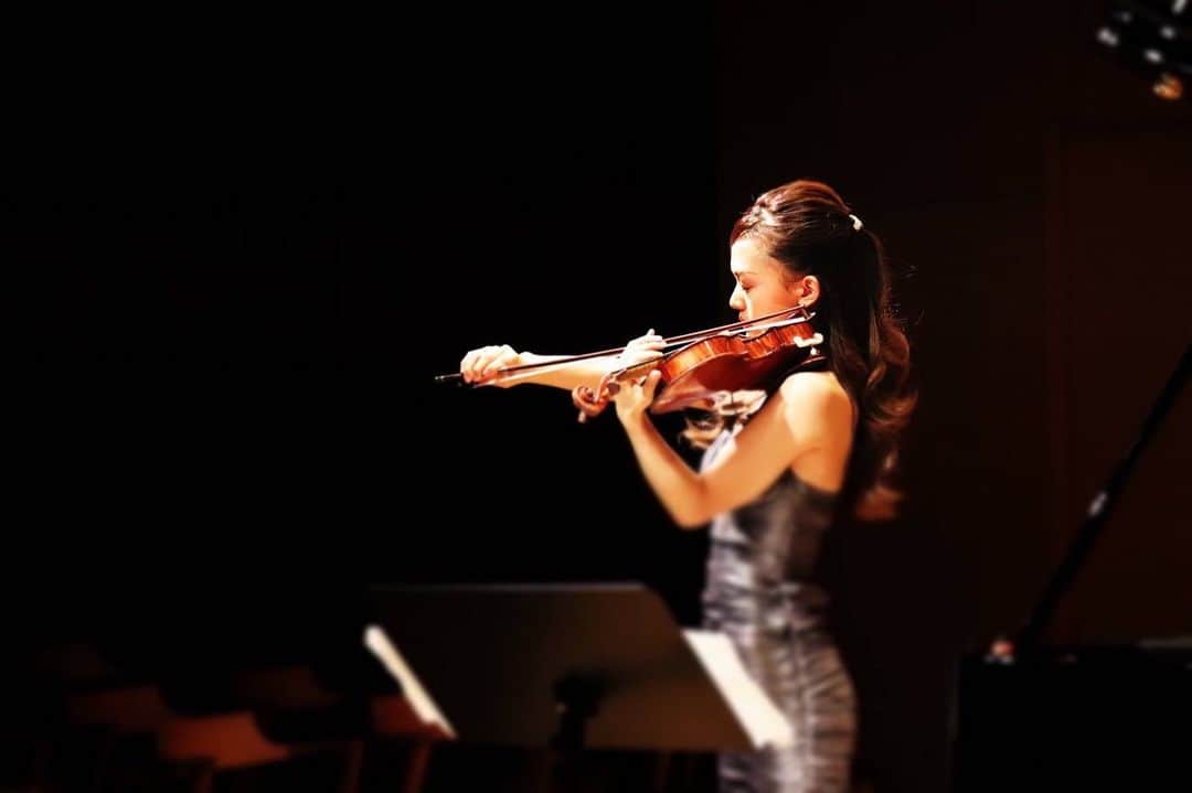 苅谷なつみさんのインスタグラム写真 - (苅谷なつみInstagram)「. 5/19 Solo Concert🎻 嬉しい写真を撮っていただきました💕✨特にこの角度で撮っていただくことはないからとっても嬉しい〜🥰ありがとうございます！ photo by @hi_nor . #violin #violinist #japanse #japan #japanesegirl #instagram #instagood #concert #pic #photography  #ヴァイオリニスト #苅谷なつみ #嬉しい写真 #感謝」5月20日 22時11分 - natsumi_kariya