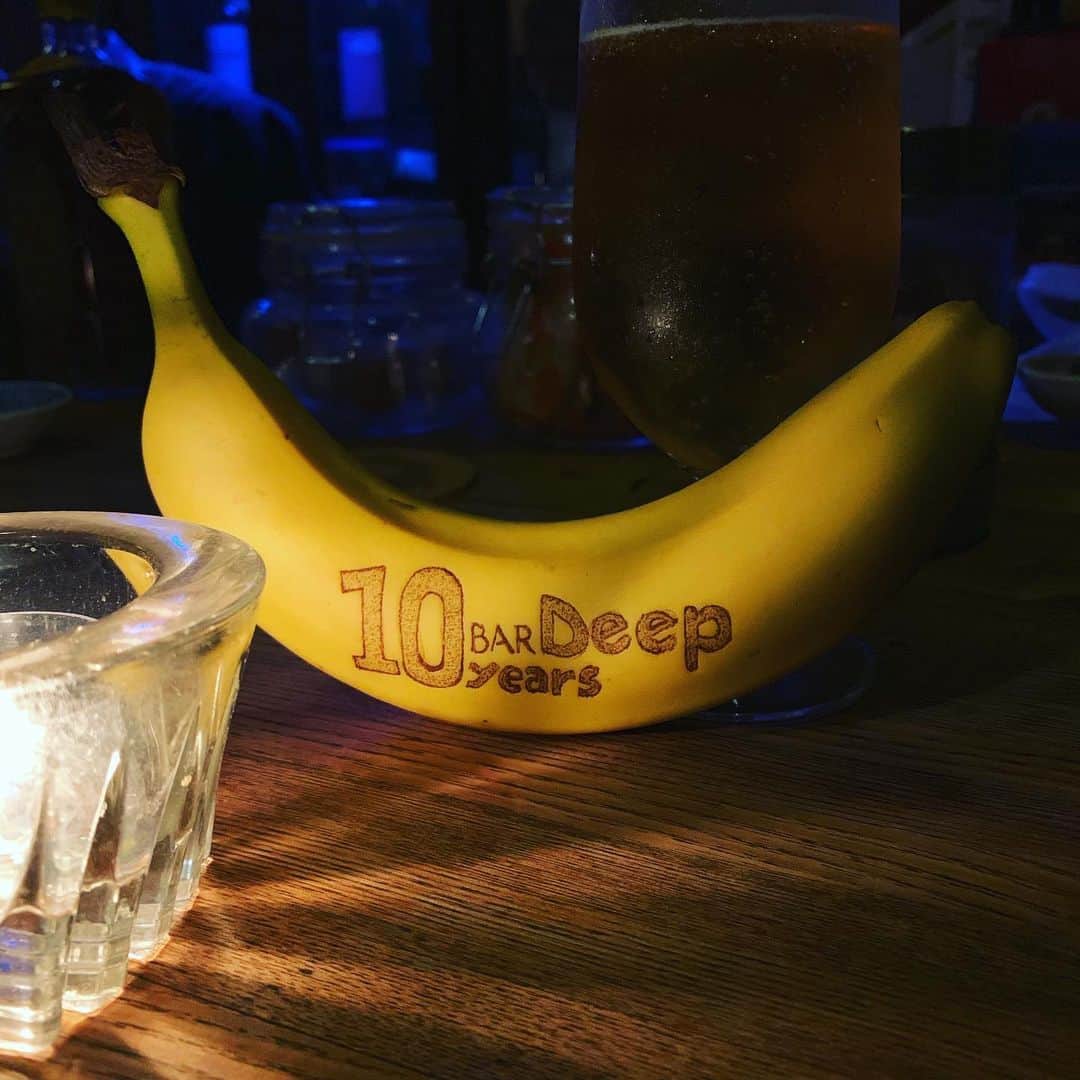 のインスタグラム：「四ツ谷荒木町のBar「Deep」10周年。  #バナナ  #バナナート #バナナアート #四ツ谷  #荒木町  #バー  #bar  #banana  #bananaart  #art  #artwork」