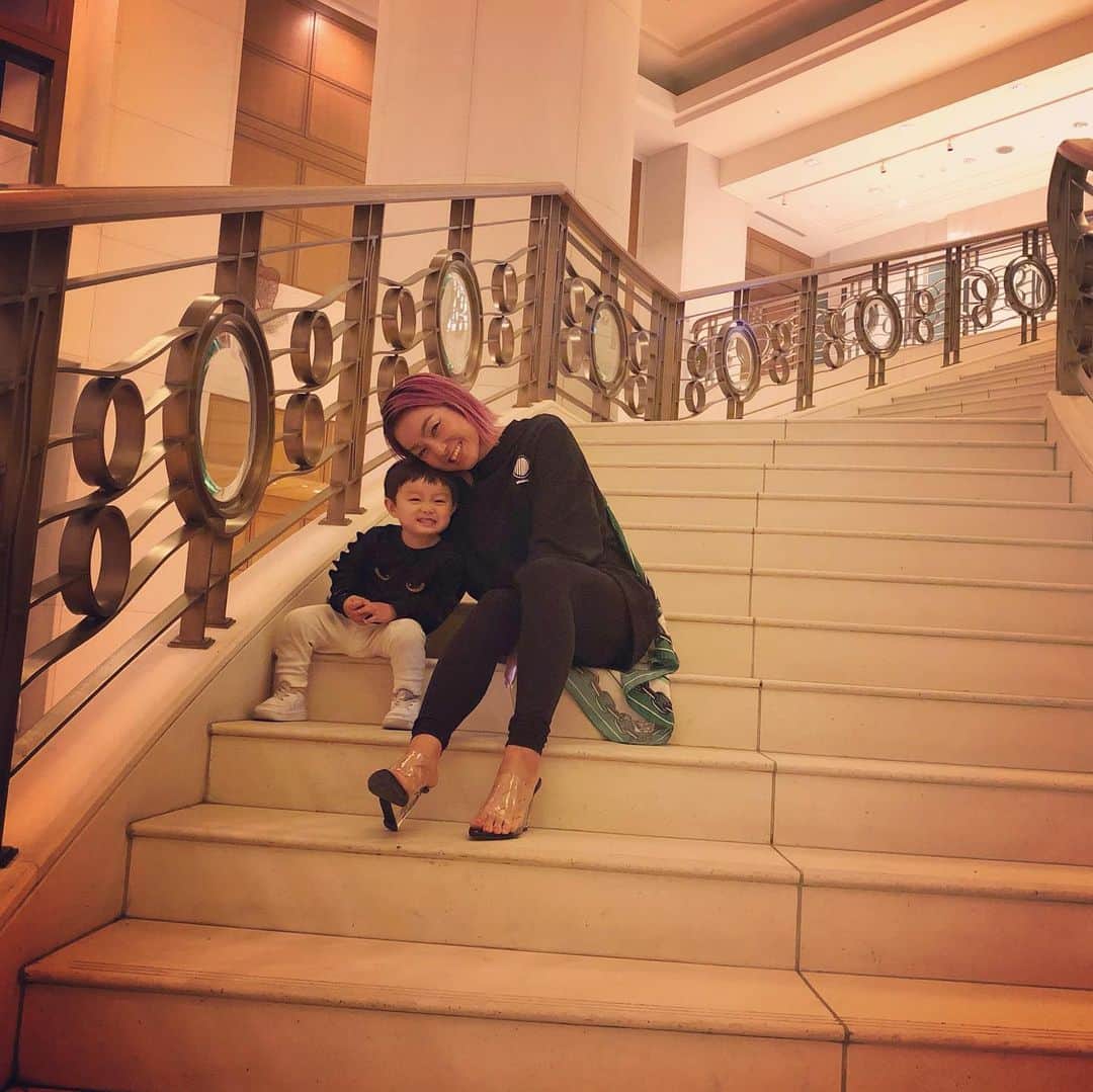 Nazukiのインスタグラム：「最近は、彼氏みたいな行動をしてくる💕💕💕 ほぼ1日休みとかなく、仕事やレンの習い事などしたりしていて、保育園お迎えも遅い組😱😆 土日も仕事が多いし、いろんな現場に連れて行ってる🥺  みんなに色んな所に連れて行ってるねって言われるけど、ずっとシングルで連れ回して可哀想だなと思う時も、たくさんある😢  でも、気づくといろんな人にたくさんあってる分、たくさん可愛がってもらって、優しく小さいながら男らしく育ってる気がします💕  ほんと周りのみんなに感謝です👏🏻❤️ ママを支えてくれてるんだなと、最近感じることが多い😭  #mamalife #mama #myson #family #babyboy #kgds #1years7months  #息子 #シンママ #1歳7ヵ月 #小さな彼氏 #子育て #育児 #男の子ママ」