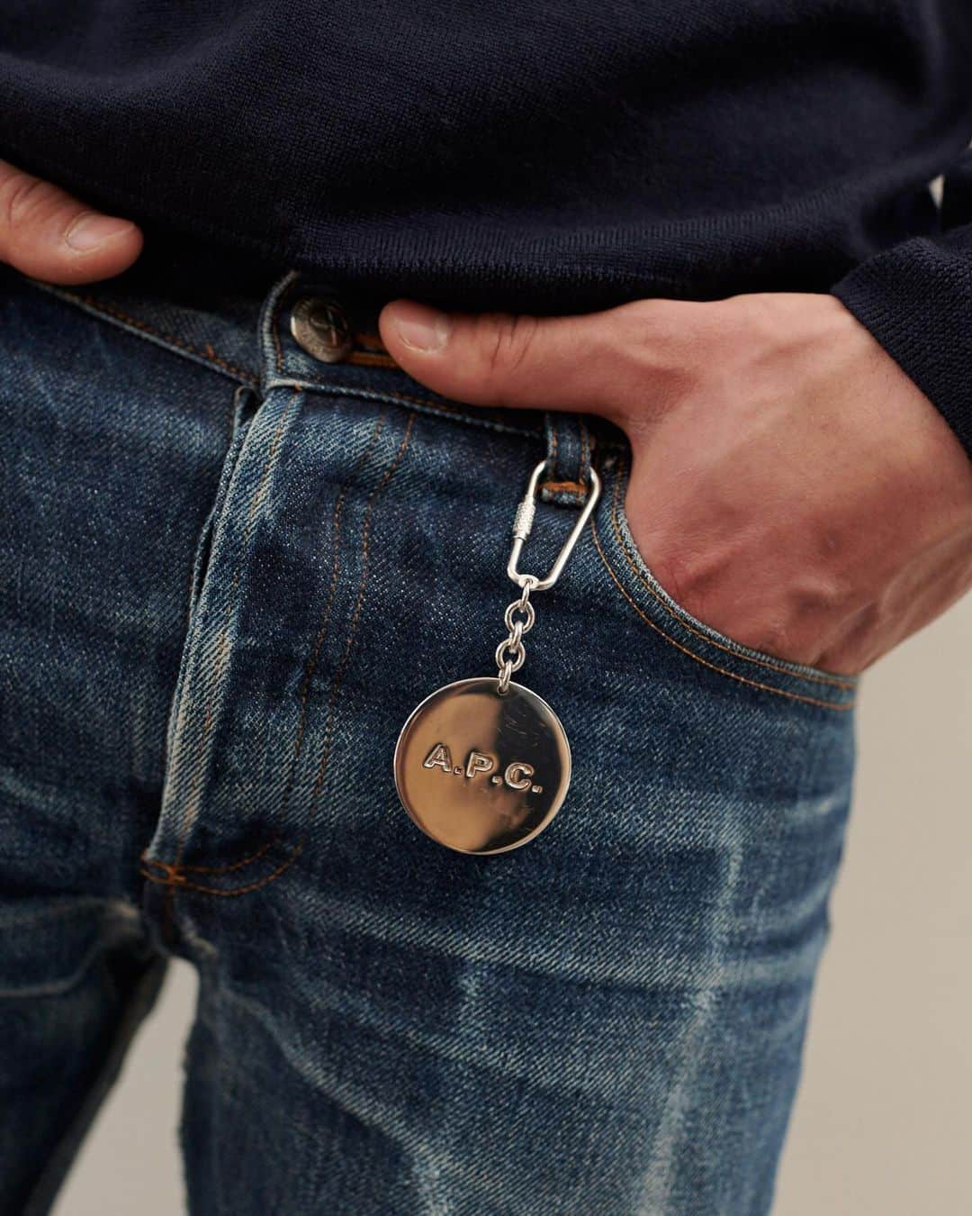 アーペーセーさんのインスタグラム写真 - (アーペーセーInstagram)「#APC Jewellery  Round medallion pendant with the A.P.C. logo engraved on front, the Adrien key ring from the #SS19 collection  Available in stores and at apc.fr」5月20日 22時13分 - apc_paris