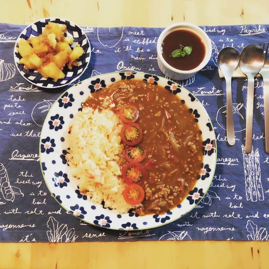 福田友理子さんのインスタグラム写真 - (福田友理子Instagram)「* * cooking🍳料理教室に行きました♡ * ☆トマトカレー ☆味噌ポテト ☆紅茶ゼリー * トマトカレーすごく美味しくできました♡ 刻んだ生姜をオリーブオイルで炒めて、トマト・タマネギ・合挽き肉・ルーをin🍛 * ゴハンもトマトと一緒に炊いてるのでうっすらピンクです🍅 * 紅茶ゼリーはアールグレイのティーパックを煮出して作りました☕️ * カレーにジャガイモを入れてないので、味噌ポテトも☺️✨🥔 * * #cooking #料理 #トマトカレー  #味噌ポテト #紅茶ゼリー #🍳」5月20日 22時15分 - yuriko.fu