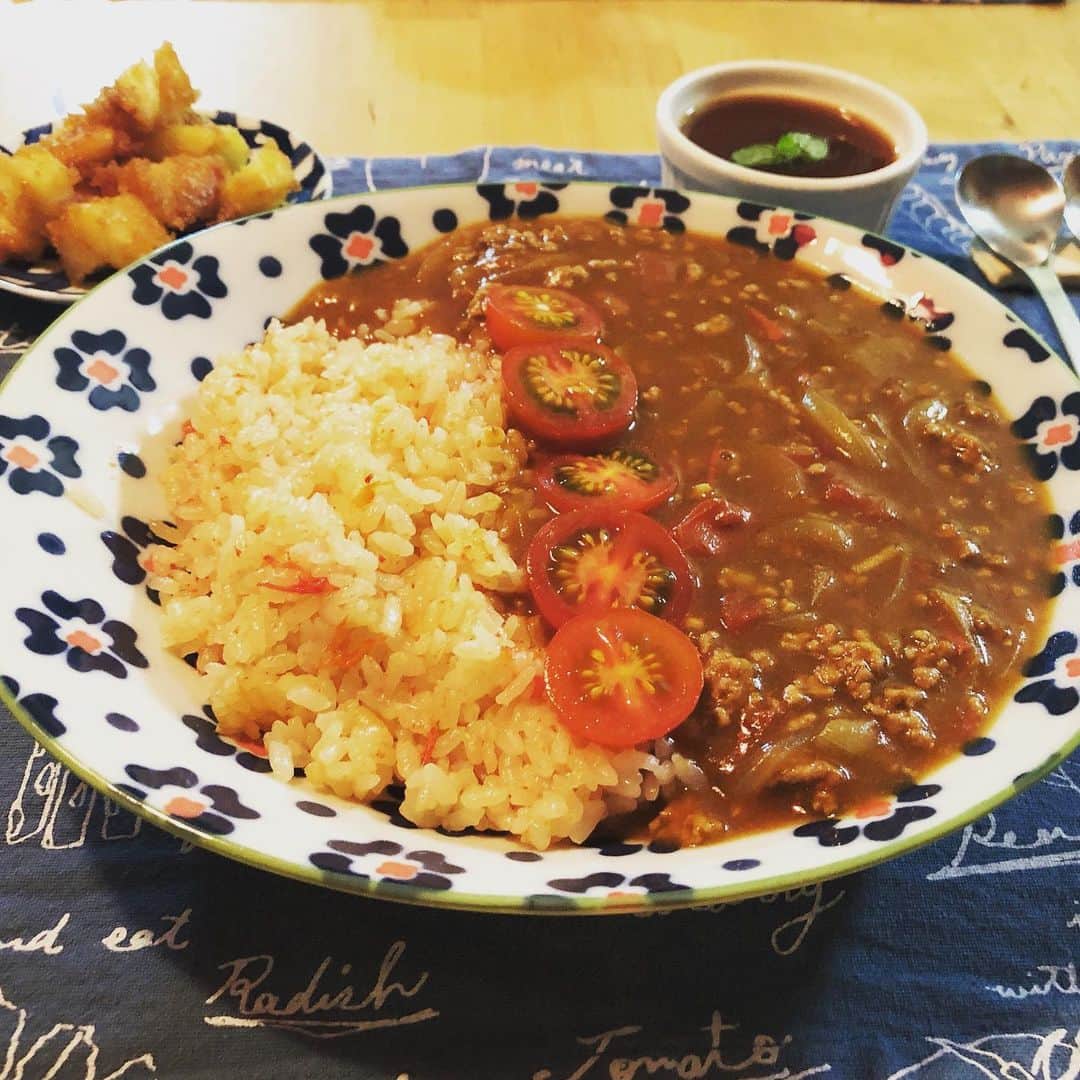 福田友理子さんのインスタグラム写真 - (福田友理子Instagram)「* * cooking🍳料理教室に行きました♡ * ☆トマトカレー ☆味噌ポテト ☆紅茶ゼリー * トマトカレーすごく美味しくできました♡ 刻んだ生姜をオリーブオイルで炒めて、トマト・タマネギ・合挽き肉・ルーをin🍛 * ゴハンもトマトと一緒に炊いてるのでうっすらピンクです🍅 * 紅茶ゼリーはアールグレイのティーパックを煮出して作りました☕️ * カレーにジャガイモを入れてないので、味噌ポテトも☺️✨🥔 * * #cooking #料理 #トマトカレー  #味噌ポテト #紅茶ゼリー #🍳」5月20日 22時15分 - yuriko.fu
