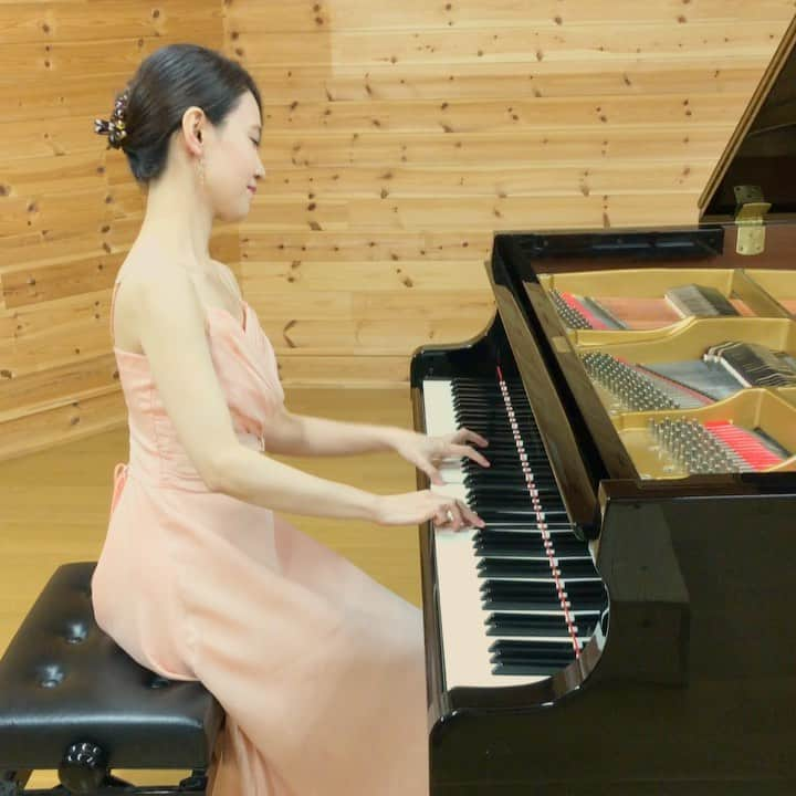 中園理沙のインスタグラム：「When I was a kid, I often interrupted my Dad's study and asked him to put my favorite Chopin album on a turntable 😅 (I frequently requested "Cat waltz." 😻) Hope you enjoy it! 🎹Chopin: Waltz Op. 34 No. 3 "Cat waltz" 幼い頃、よく父の勉強の邪魔をして、お気に入りのショパンアルバムを書斎にあったレコードで(懐かしの"アナログレコード"です)かけてかけてと懇願していました😅その中の一曲がこのワルツ。猫のワルツ😻 (ショパンには子犬のワルツだけでなく、猫のワルツもあるのです😼) ・・・ DMは使用しておりません。 ・・・ #piano #pianist #chopin #chopinwaltz #catwaltz #pianoforte #pianolove #pianomusic #musician #classicalpianist #lisanakazono #ショパン #ピアノ #ピアニスト #中園理沙 #钢琴 #钢琴家」