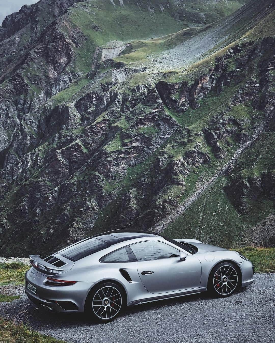 Porscheさんのインスタグラム写真 - (PorscheInstagram)「New week. New heights to reach. #PorscheMoment #Porsche #Porsche911 #PorscheTurbo #911TurboS #TimelessMachine #991 (📷: @one_world_one_turbo)」5月20日 22時28分 - porsche