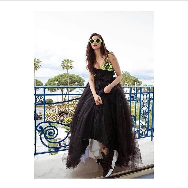 OFF-WHITE C/O VIRGIL ABLOHさんのインスタグラム写真 - (OFF-WHITE C/O VIRGIL ABLOHInstagram)「@deepikapadukone in ss19 women's Off-White™ at @festivaldecannes.」5月20日 22時20分 - off____white