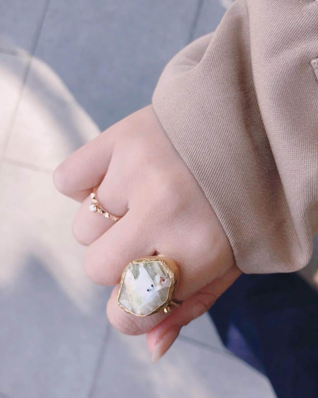 東なつ紀のインスタグラム：「お気に入りのリング, お気に入りのピアス. #203jewelry  #bijumam  アクセサリーっていただき物だと 大切さがぐんと増すよね。  thanks.  最後のはみさからで家族のイニシャル入りなんだ〜❤︎ k.t.n.m.m.m.b.a」