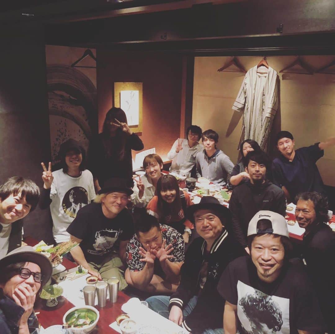のインスタグラム：「遅ればせながらサンプラの打ち上げ。ミキオさん、カズさん、タウラさん、しんじょうさん、そしてSMAや関係者の皆様には感謝しかありません。感謝感謝感謝🙏  2枚目は酔いながら締めの挨拶をしてるうちに緊張しだしたリーダー俊哉🥴  3枚目は勝手ホーンズのタウさんが持ってきてくれた昔のセットリスト。たぶんブリッツの時かな？まだ持っててくれて嬉しかった。  さぁ次のステージに向かおう！！ #イナ戦 #イナズマ戦隊 #出会った皆様我が師匠」